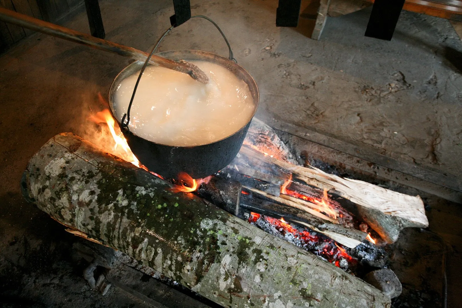 Абыста в котле над открытым очагом, Сухум. Кукурузная мука, вода и деревянная лопатка, соли в рецепте нет (фото: WomEOS, Wikimedia Commons, CC BY-SA 2.0)