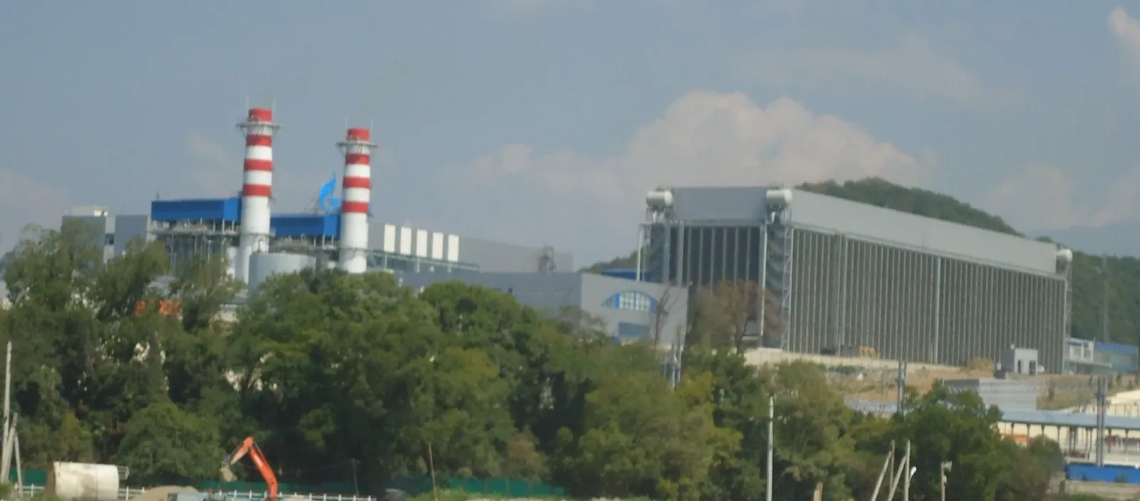 Адлерская ТЭС в Имеретинской низменности, 2013 год (фото: Sergei Kazantsev, Wikimedia Commons, CC BY-SA 3.0)