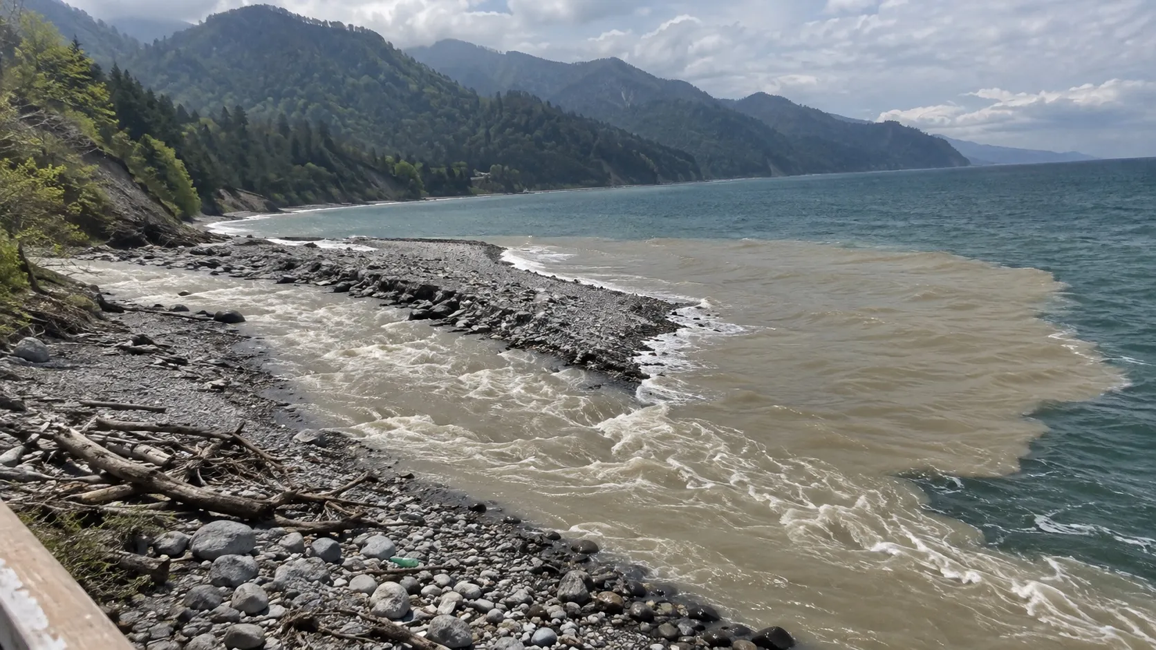 Горная река выносит мутную воду прямо в море: от ущелья до прибоя считанные километры, тихого равнинного плёса у неё нет