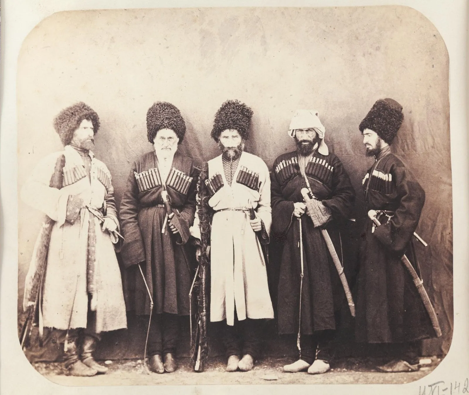 Абхазы на снимке около 1860 года. Метрик у людей того времени не было, и возраст их детей, будущих «столетних», этнографы потом восстанавливали по родословным (фото: автор неизвестен, Wikimedia Commons, Public domain)