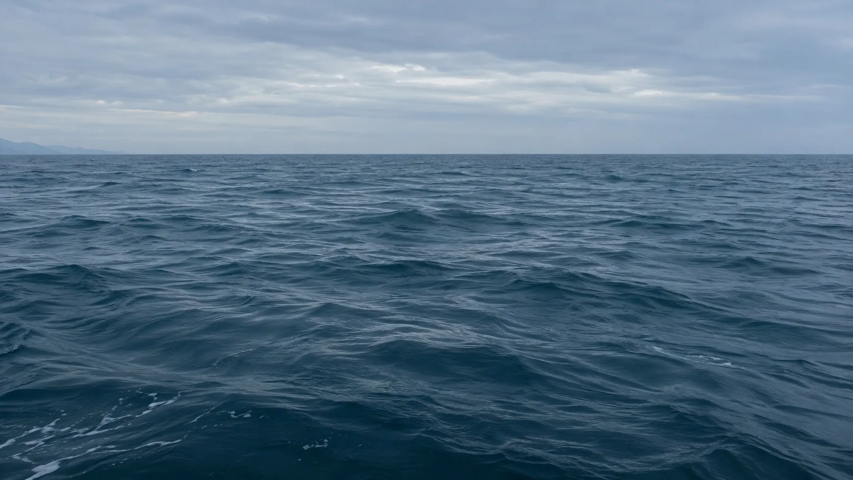 Открытое море за бровкой шельфа. На дне, в двух километрах под такой водой, лежат две нитки «Голубого потока»