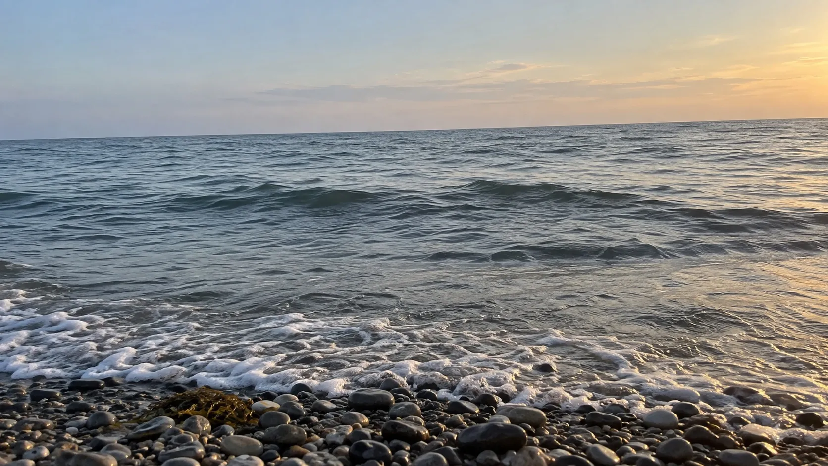 К югу от берега до самого горизонта одна вода: ни домов, ни холмов, которые закрыли бы низкие звёзды