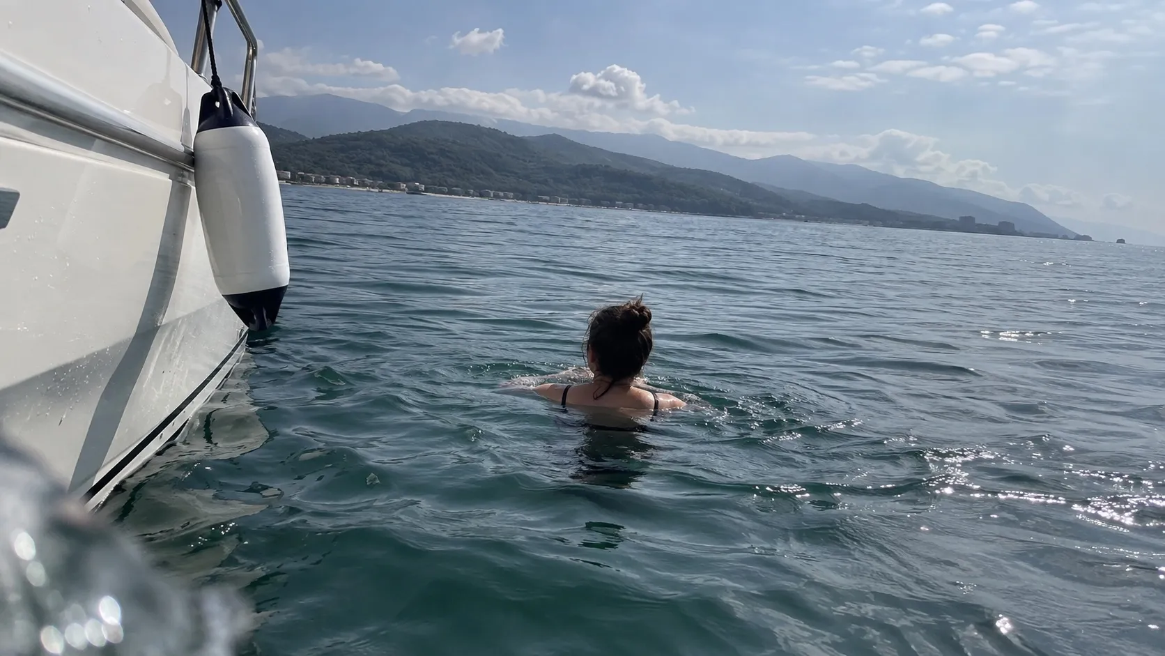Пловец у борта в штиль: если вода идёт по кругу, он и лодка поворачивают вместе и друг относительно друга стоят на месте