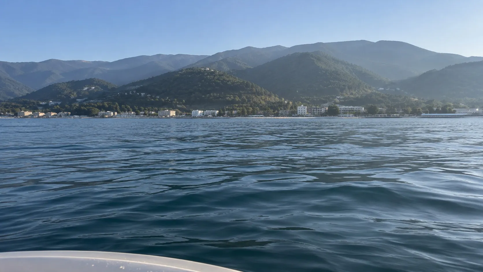 Адлерский берег с воды. Примерно с такой дистанции, в 250 саженях, эскадра контр-адмирала Эсмонта била по береговым завалам 7 июня 1837 года
