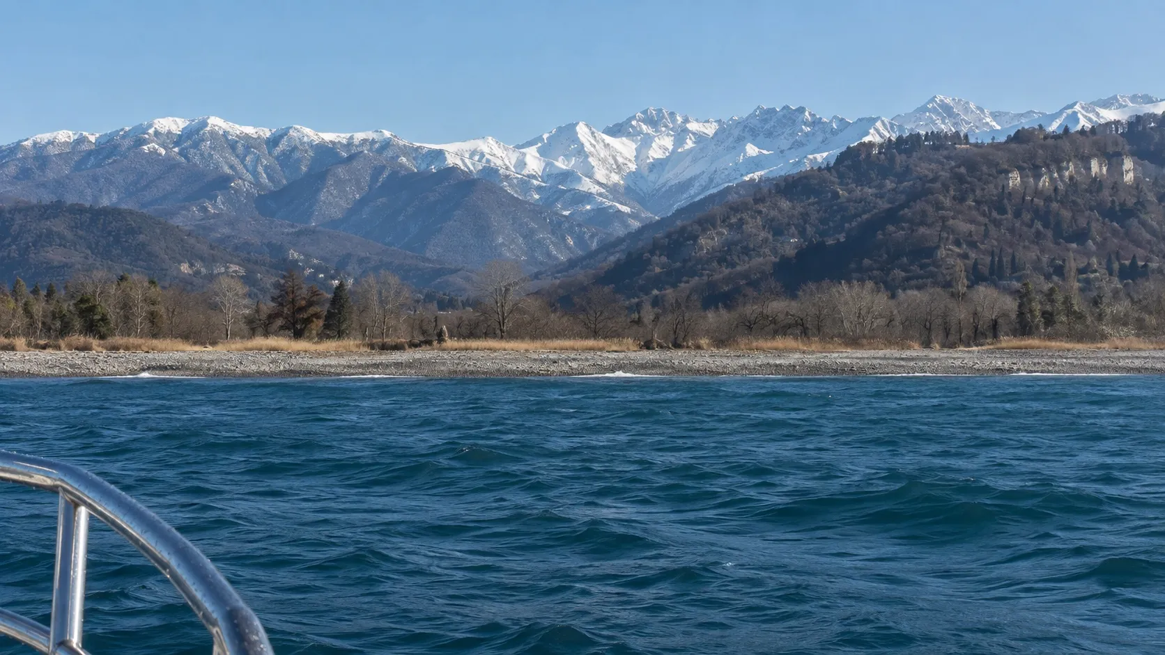 С воды видно только полосу берега. Озёра, где держатся эти птицы, начинаются сразу за пляжем — с палубы их не разглядеть