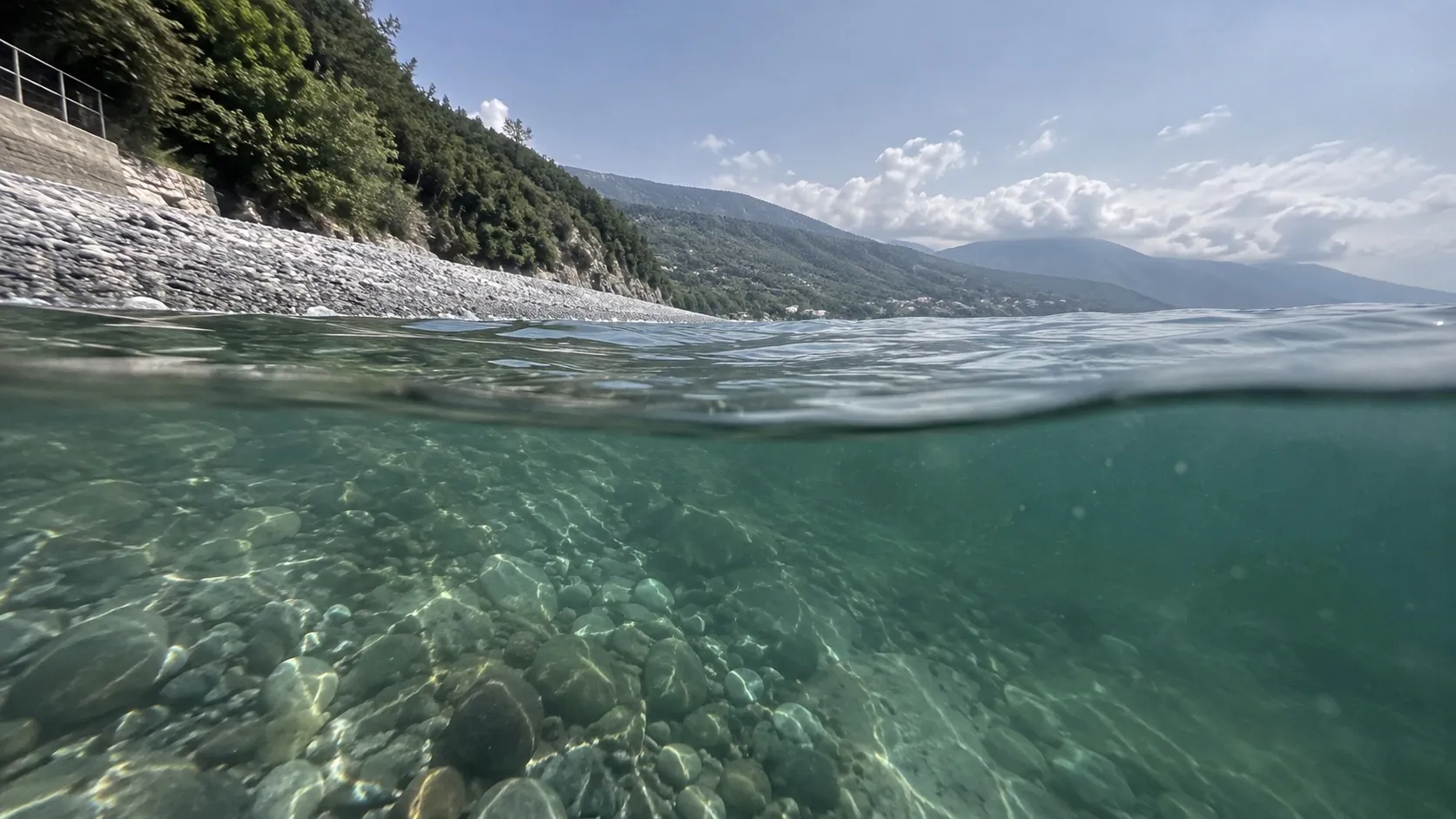 Под водой у галечного пляжа: сначала камни, дальше песок, а мягкий ил, нужный такой ракушке, начинается только на глубине