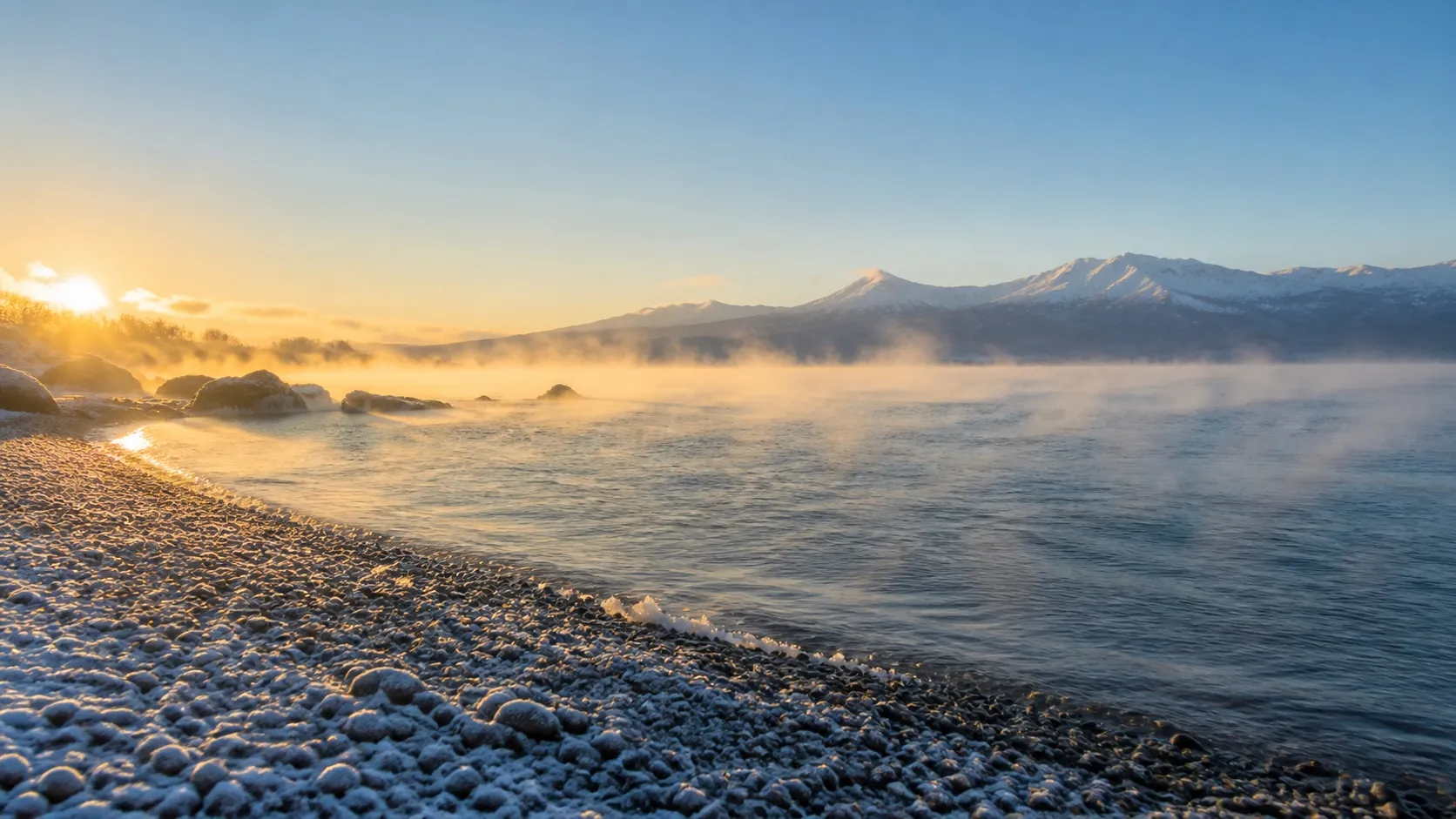 Мороз, низкое солнце — и море дымится. Вода настолько теплее воздуха, что её дыхание видно так же, как ваше