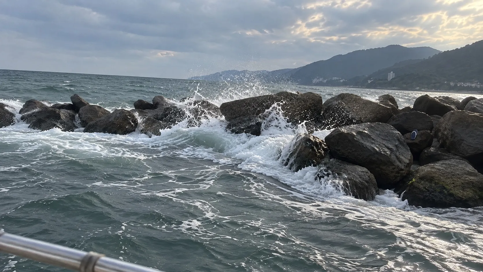 Когда разводит накат, вода у камней превращается в молоко, и рыбку размером с палец там уже не разглядеть