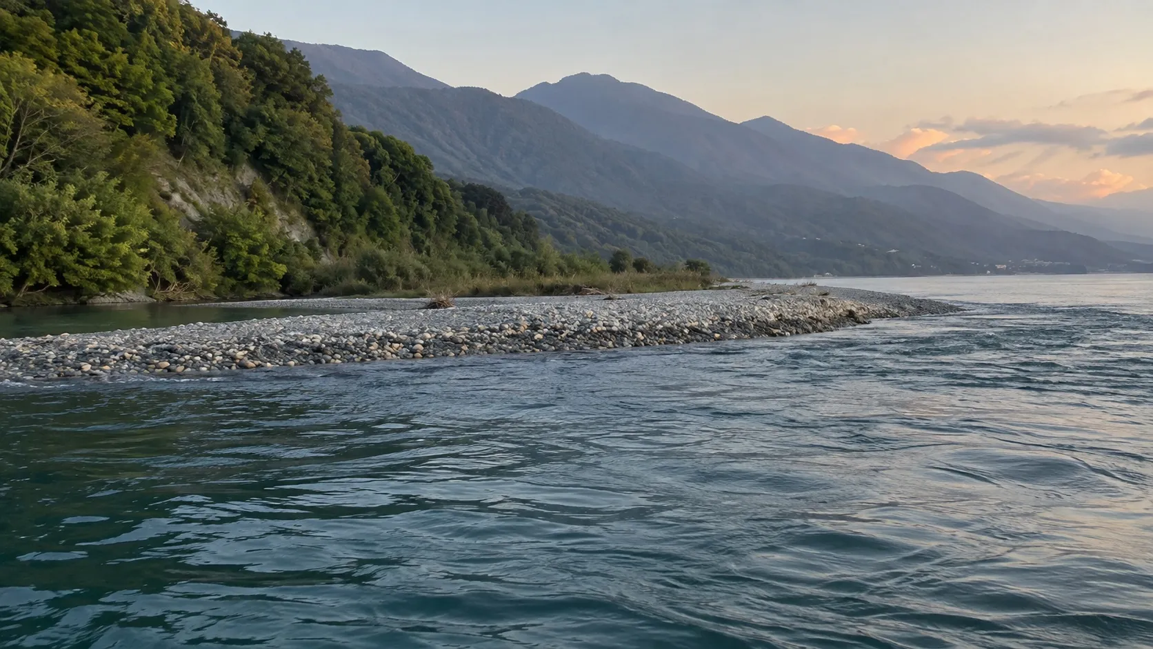 Галечная коса на месте впадения реки в море, вид с воды со стороны Головинки