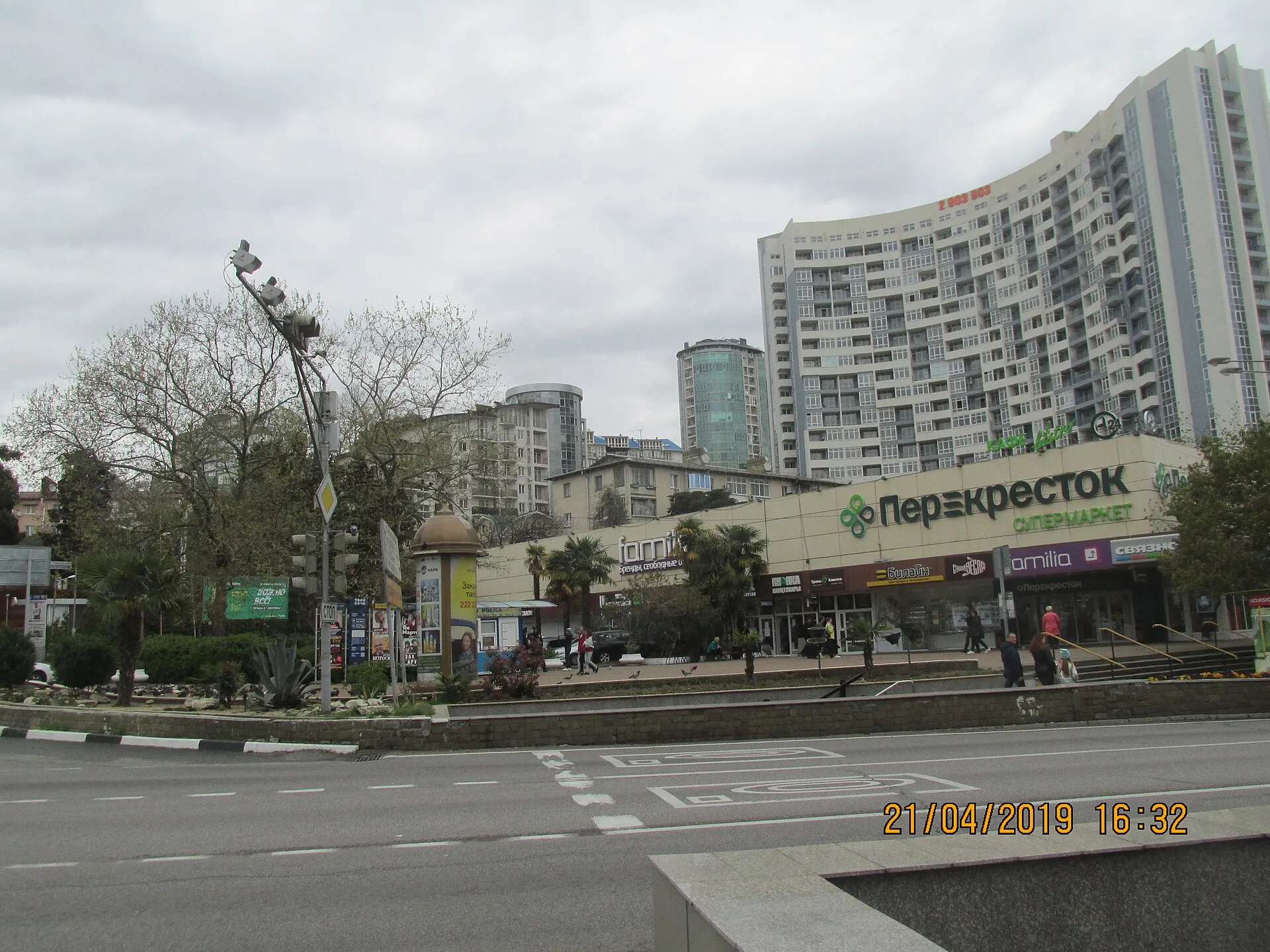 Курортный проспект на снимке марта 2009 года. Архивный вид городской улицы.