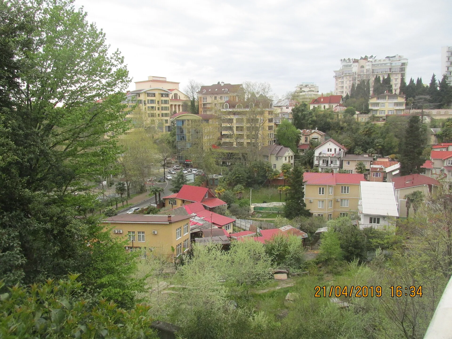 Склон и застройка возле Курортного проспекта. Архивная фотография 2009 года.
