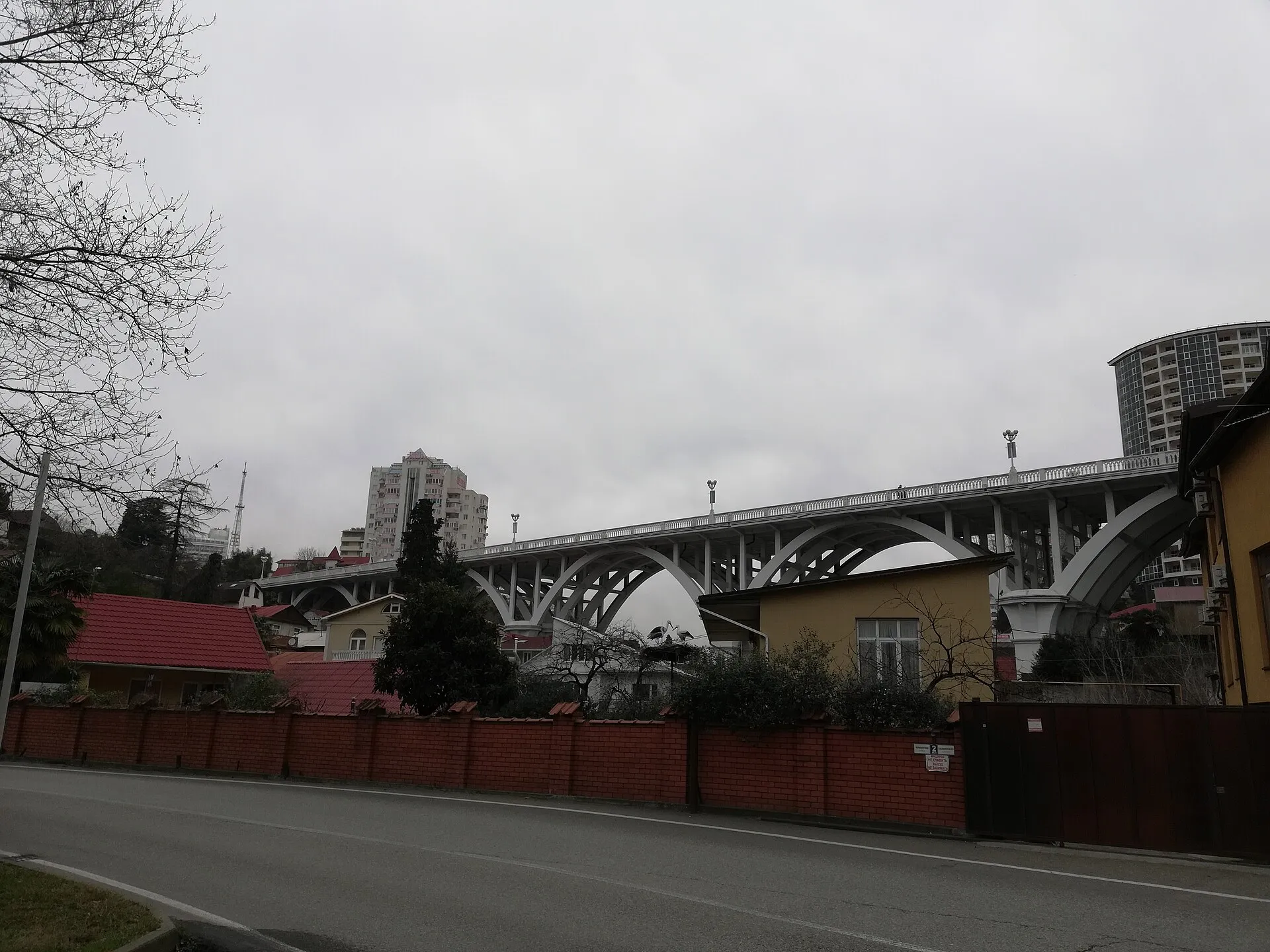 Виадук через Верещагинскую балку со стороны городской застройки.
