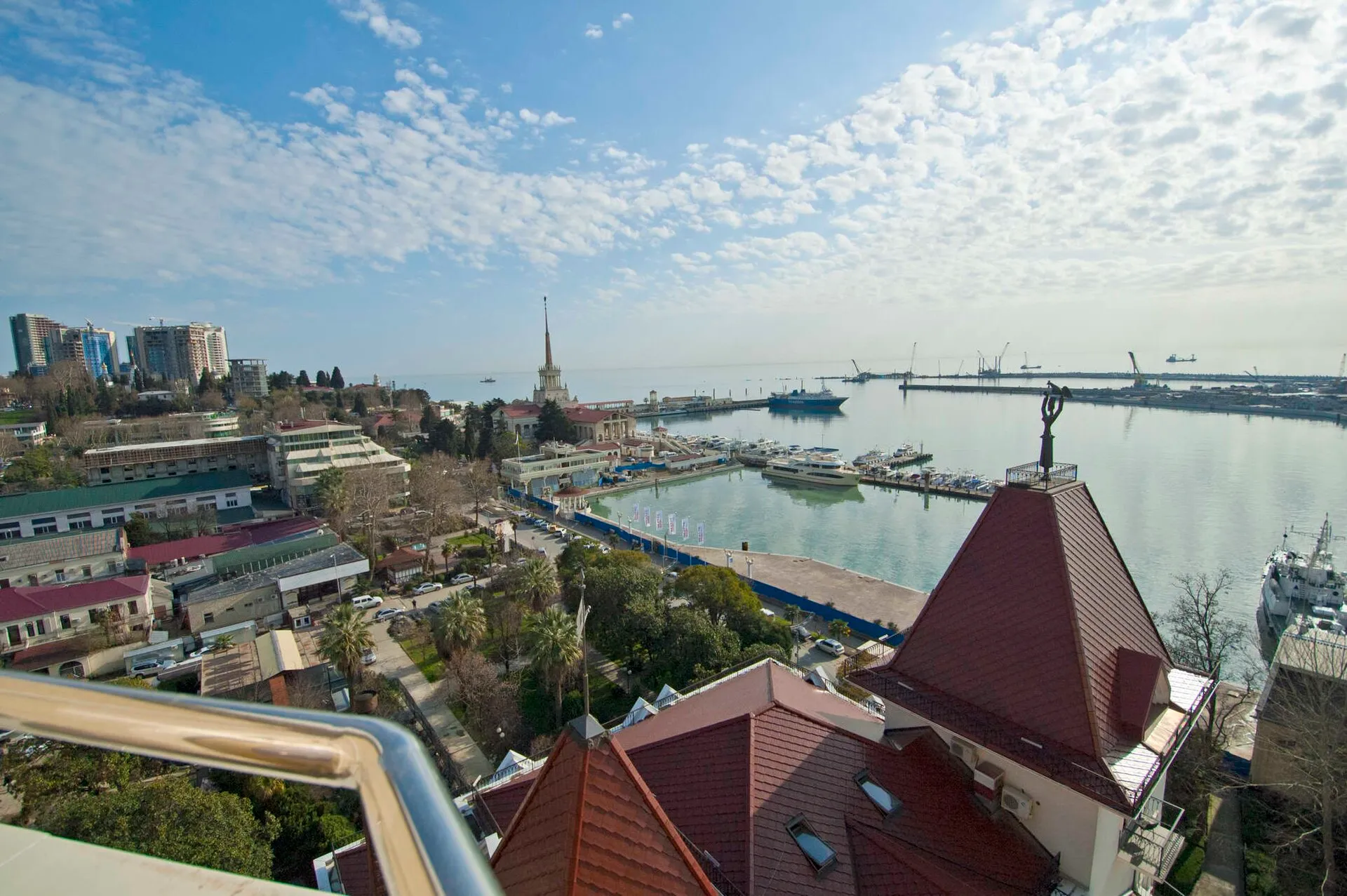 Морской порт Сочи и городской берег с верхней точки.