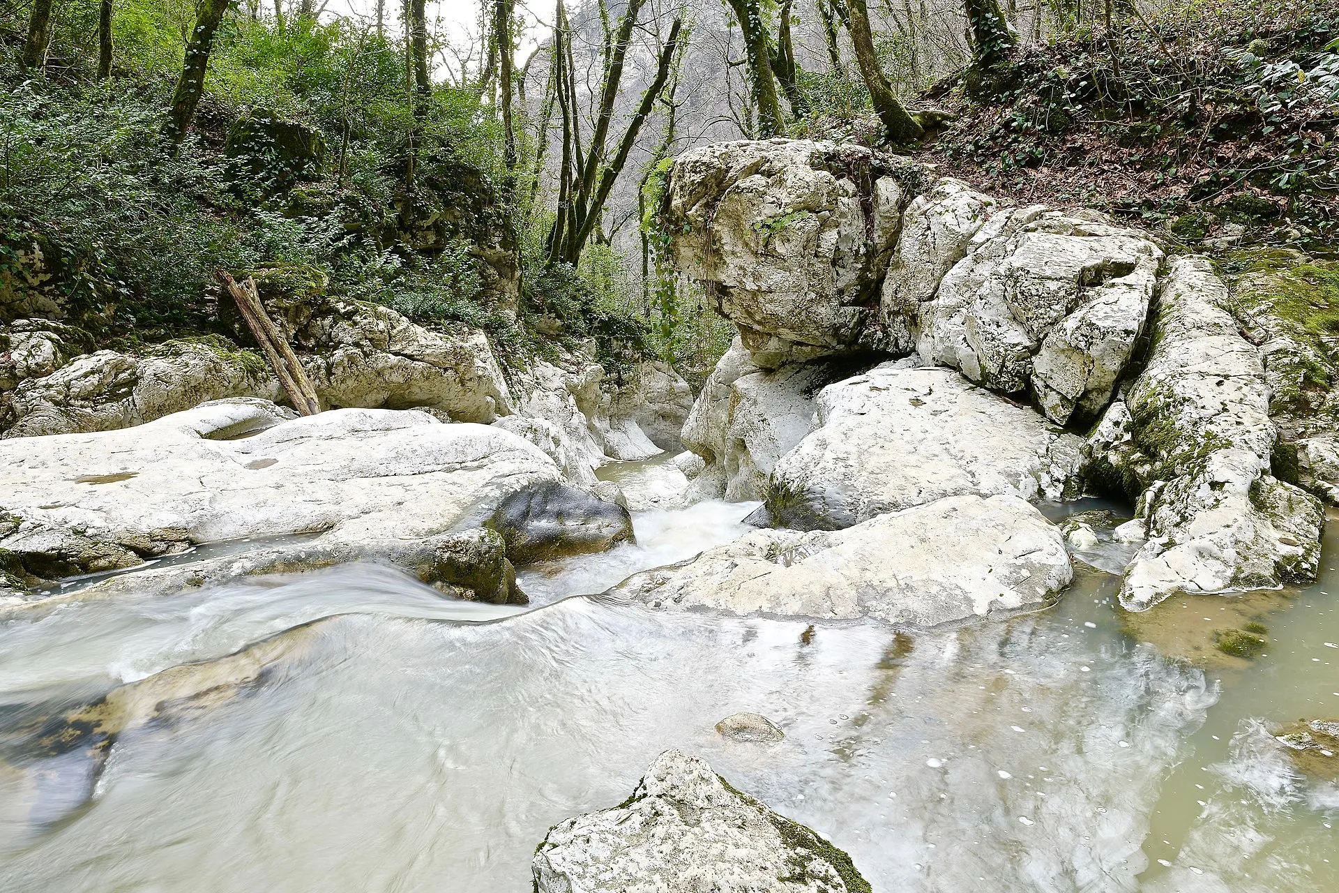 Перекат Агуры выше второго водопада.