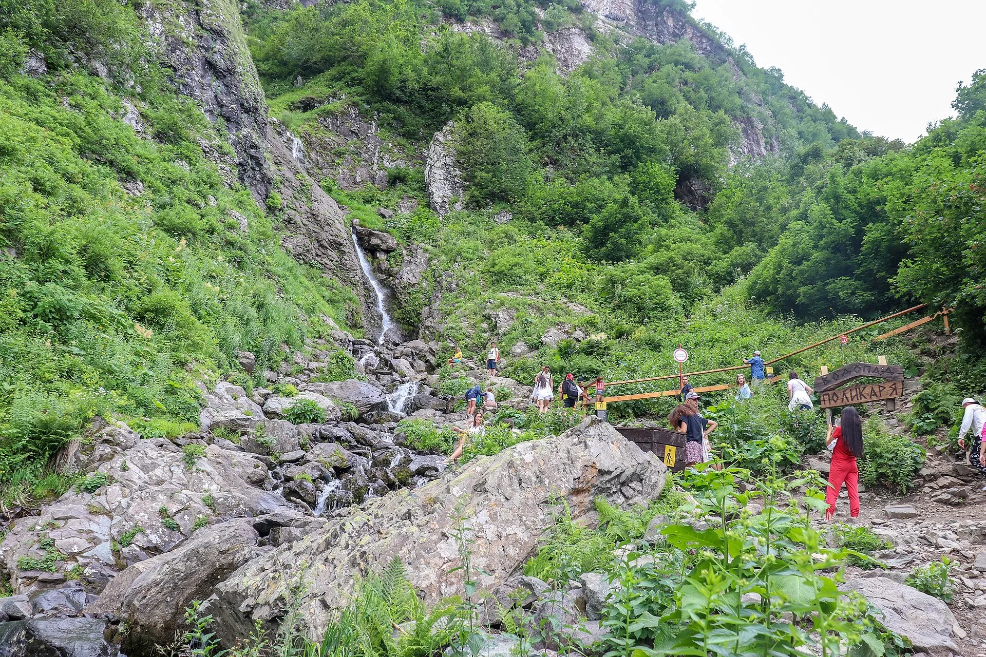 Каменистый подход к водопаду.