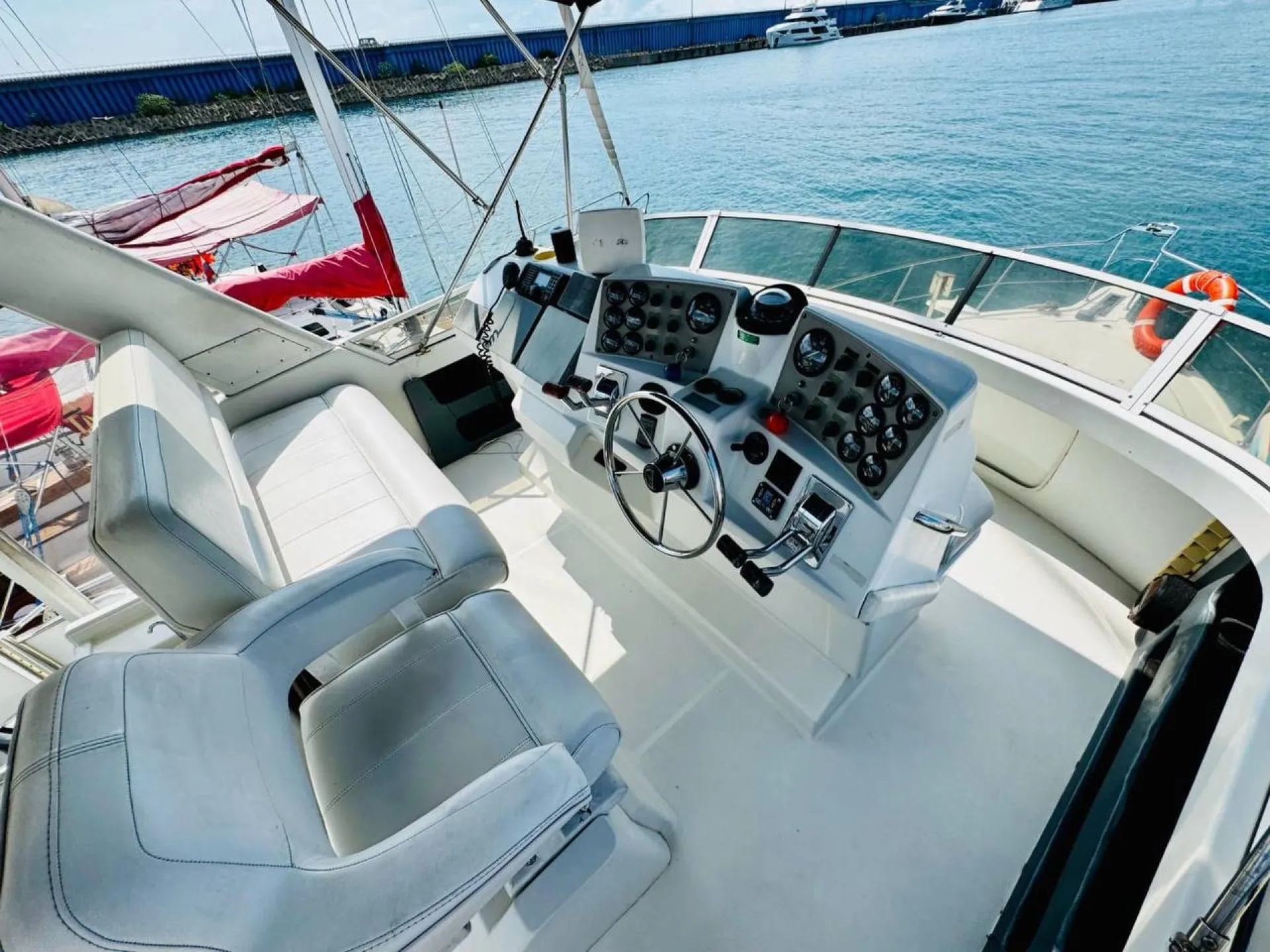 Пост управления и экраны на прогулочном судне. Фото из архива Elite Yachts Sochi.
