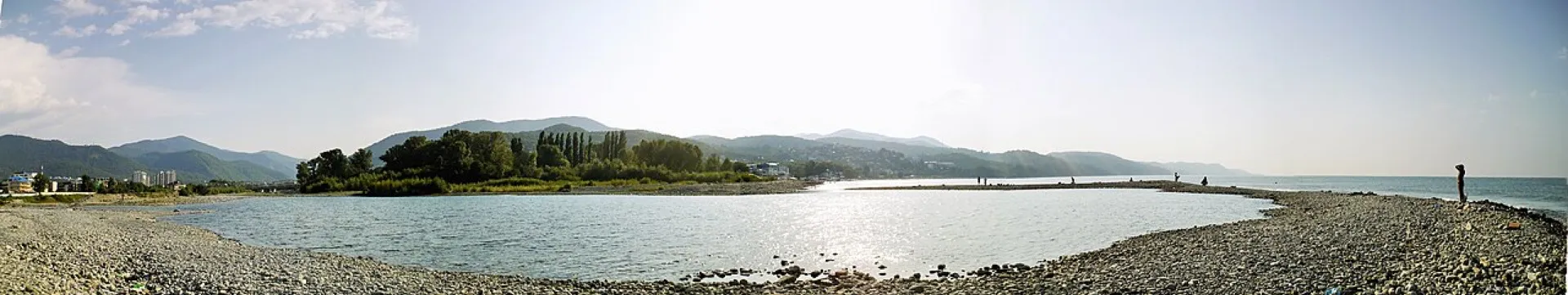 Галечная коса между Псезуапсе и морем