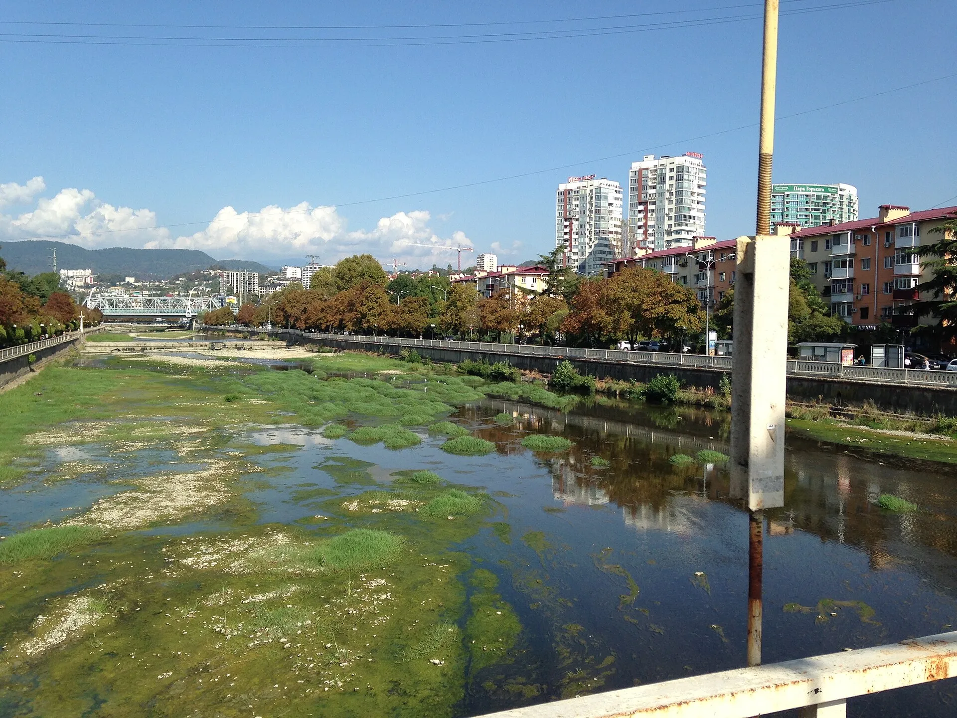 Городское русло реки Сочи в малую воду.