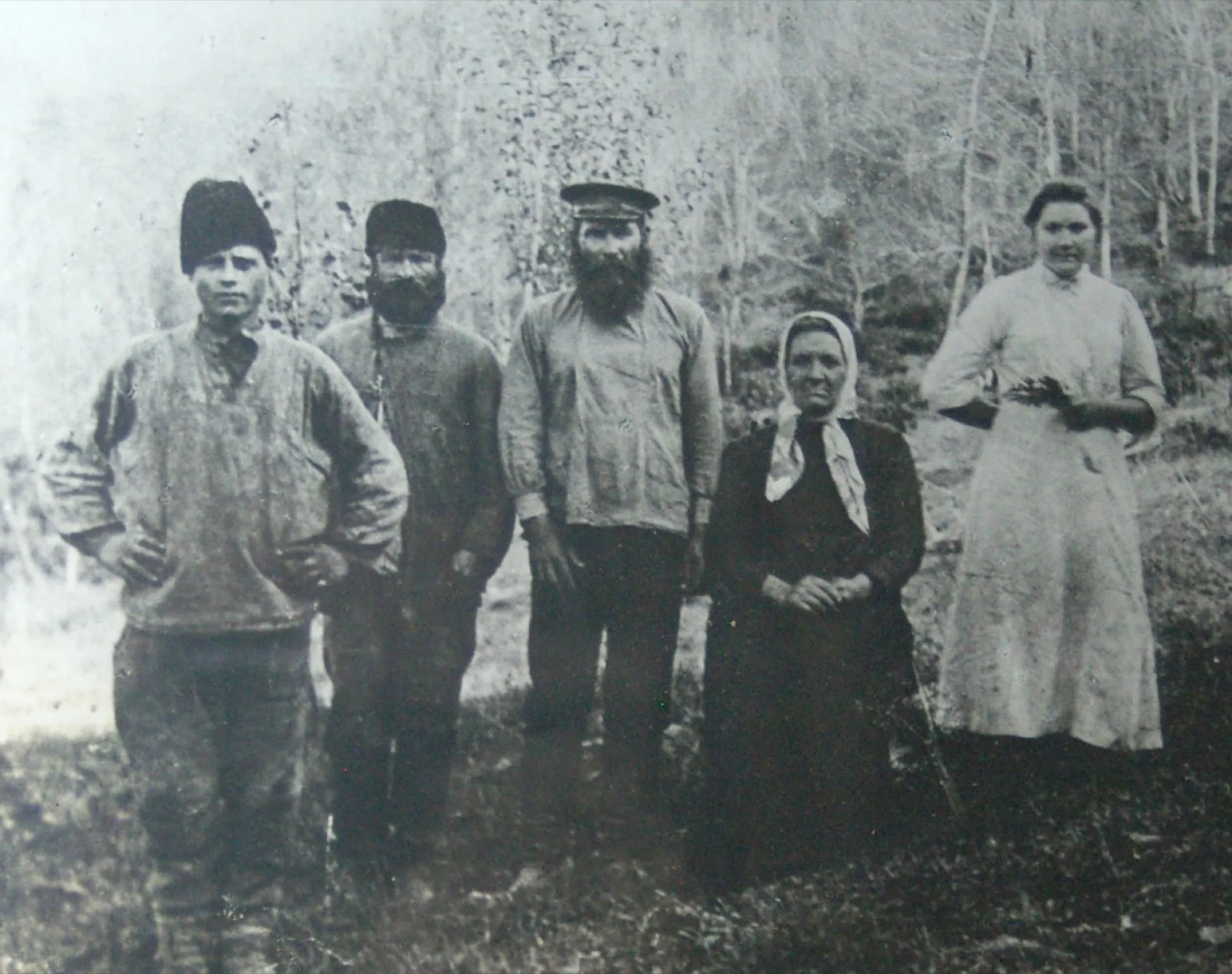 Иуда Кошман с женой и работниками в Солохауле около 1910 года. Репродукция исторического снимка.