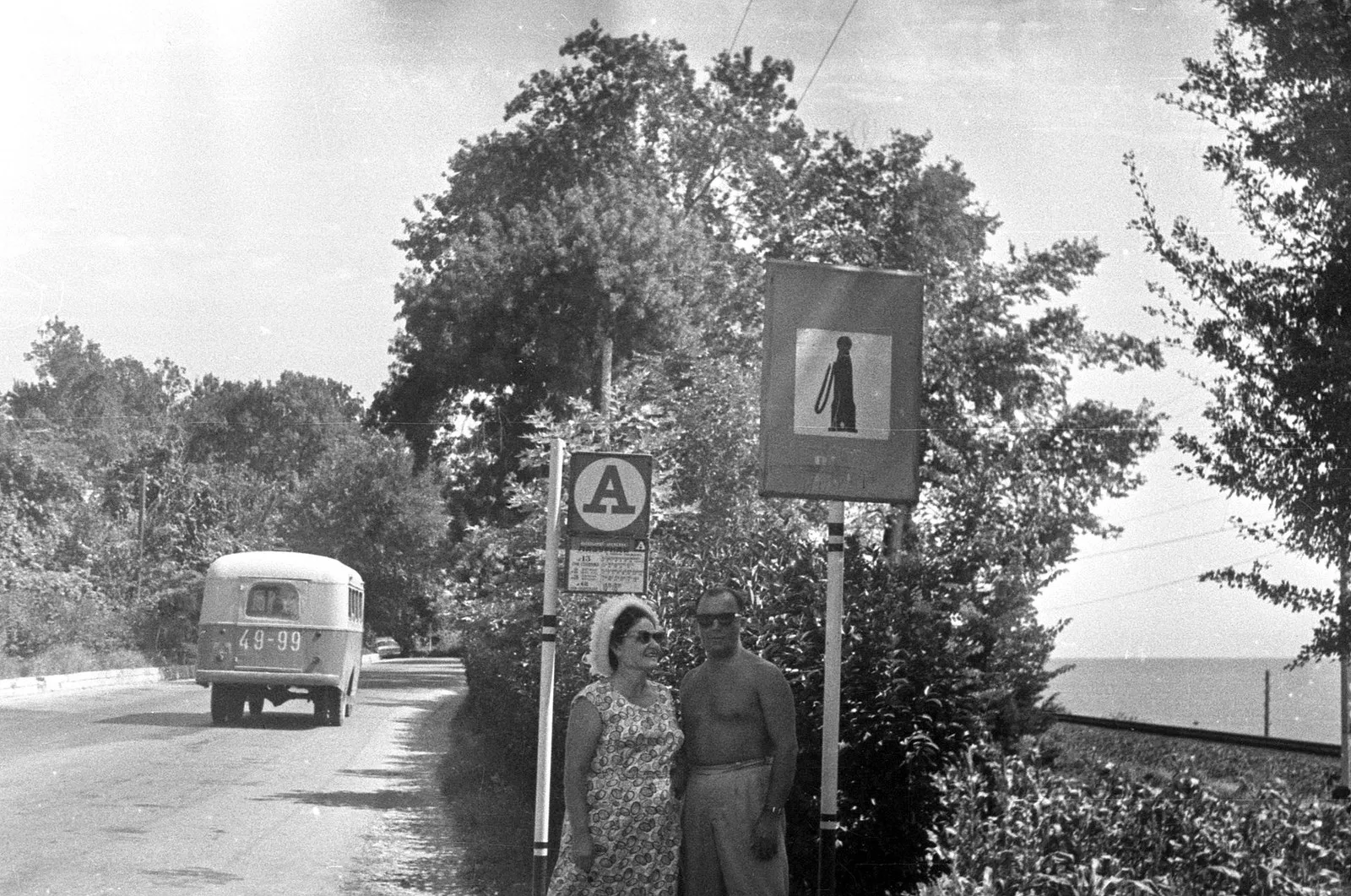 Дорога и железнодорожная линия вдоль берега в Лоо, 1968 год: за два года до землетрясения