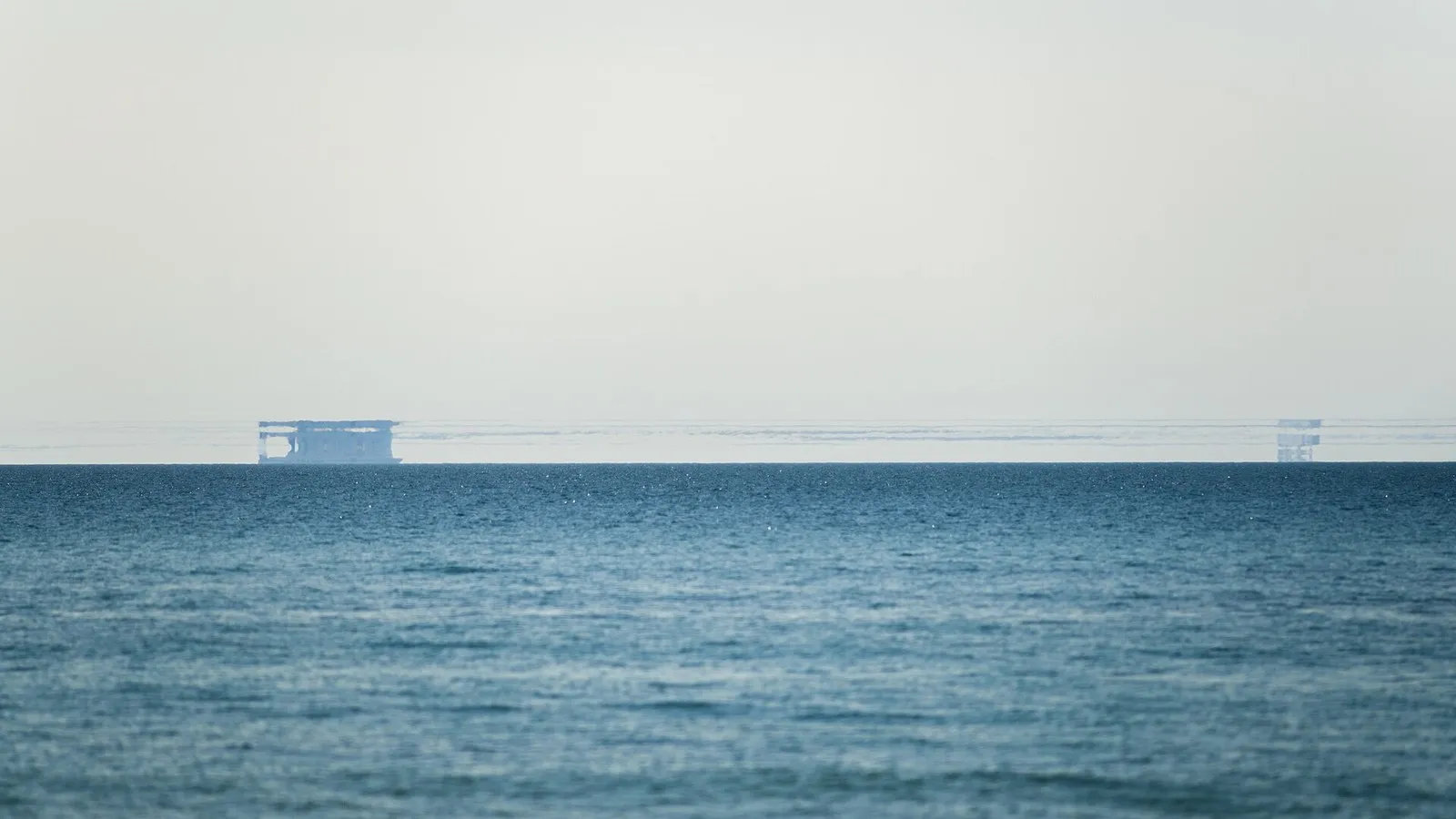 Фата-моргана над Балтийским морем: паром, поднятый и растянутый слоем тёплого воздуха