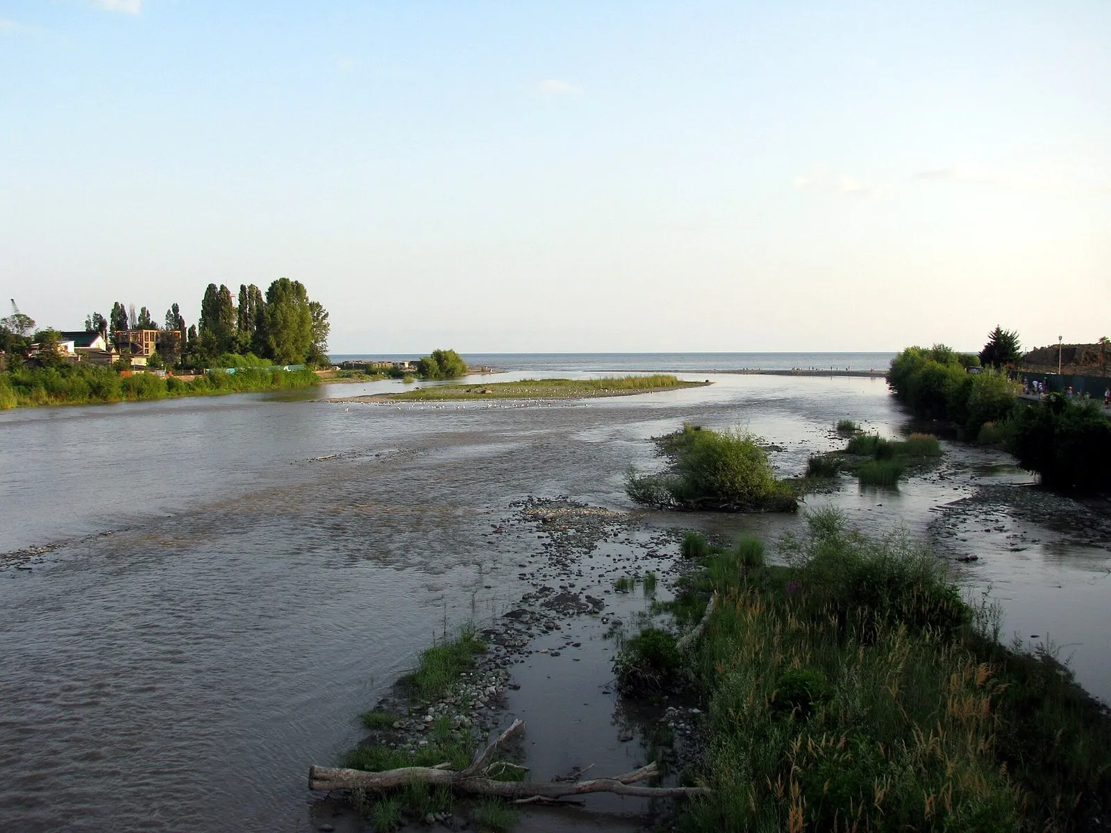Устье Мзымты: река разбирается на рукава перед выходом в море