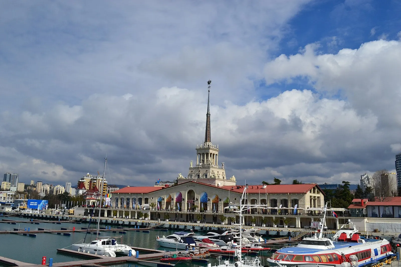 Морской порт Сочи: здание Морского вокзала и стоянка яхт у его причалов