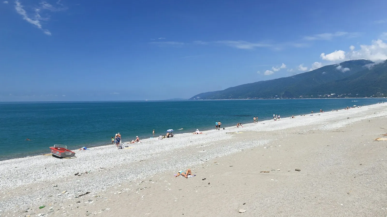 Галечный пляж в Гагре: склоны хребта спускаются к самой воде