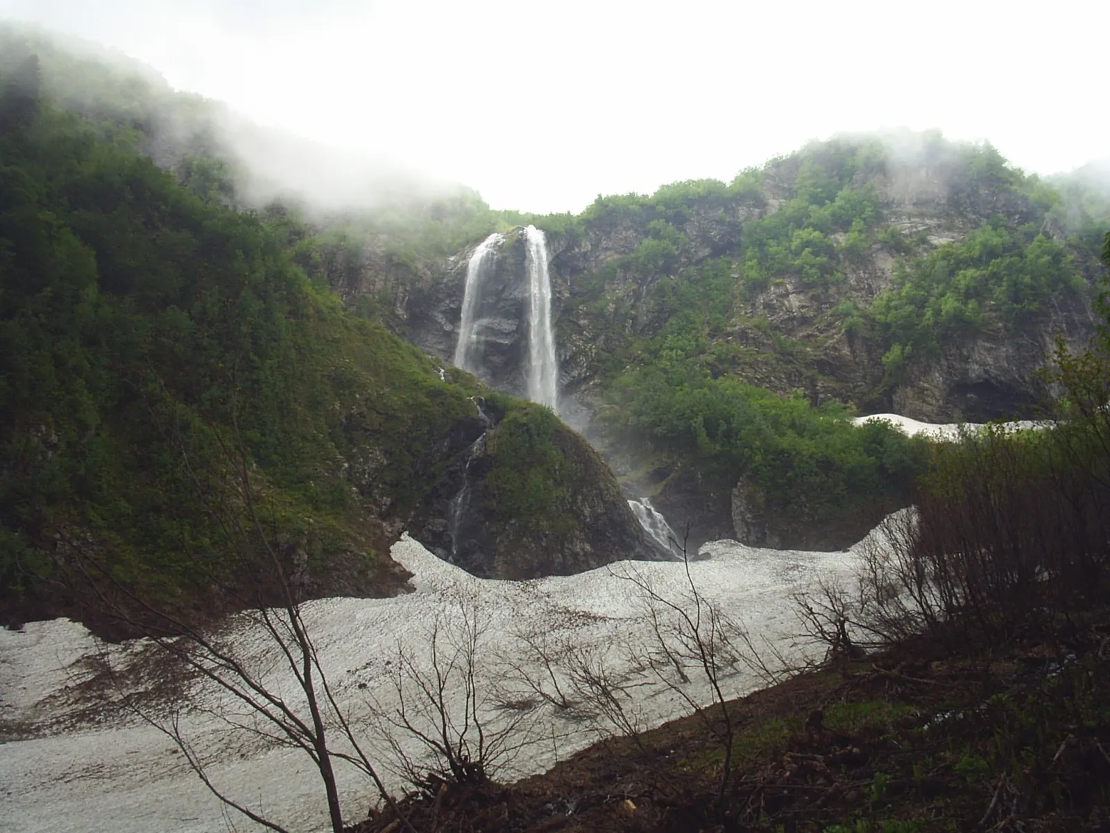 Водопад Поликаря на склоне Аибги, у подножия лежит снежник