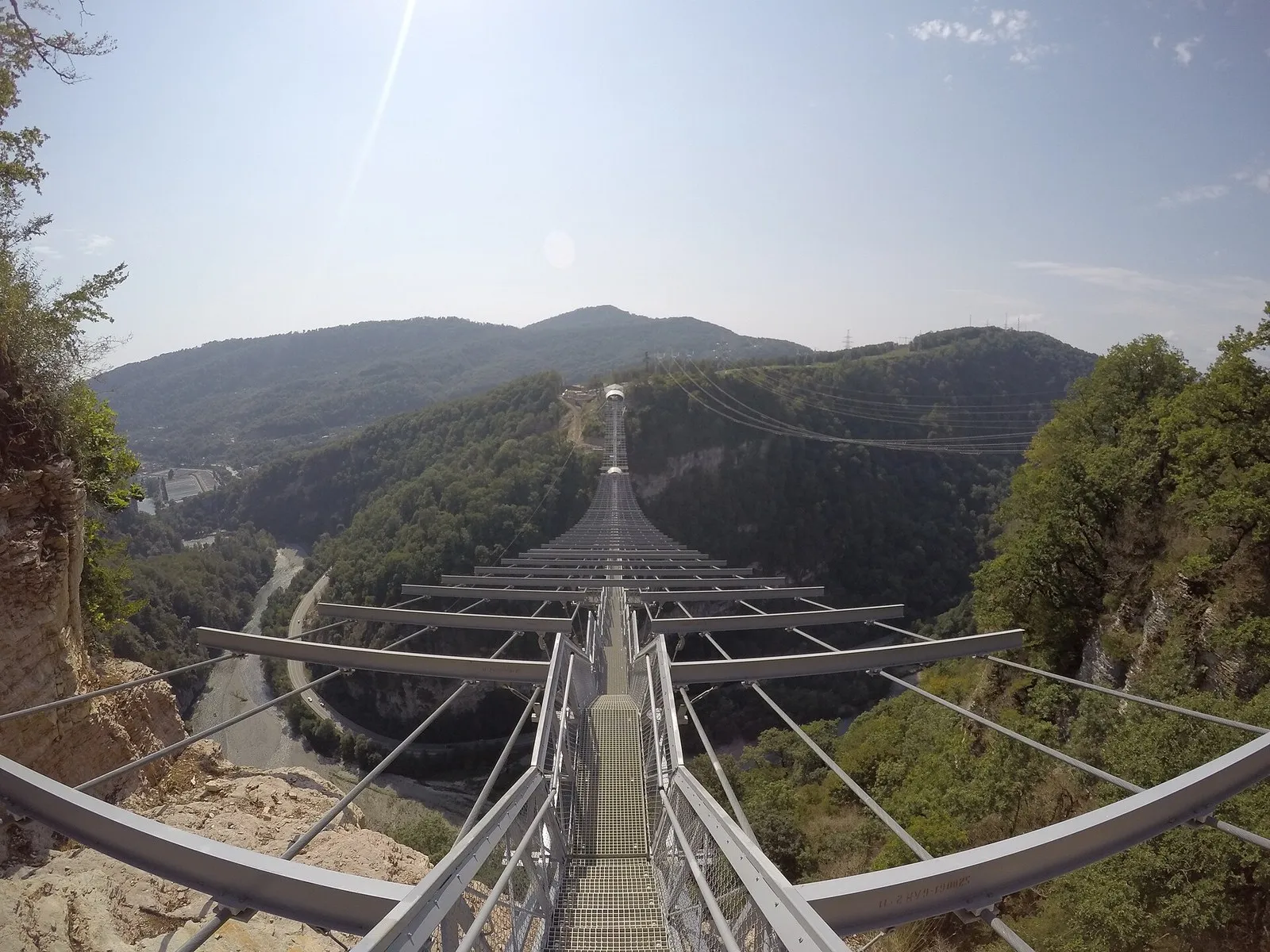 Настил Скайбриджа уходит через ущелье к дальнему склону