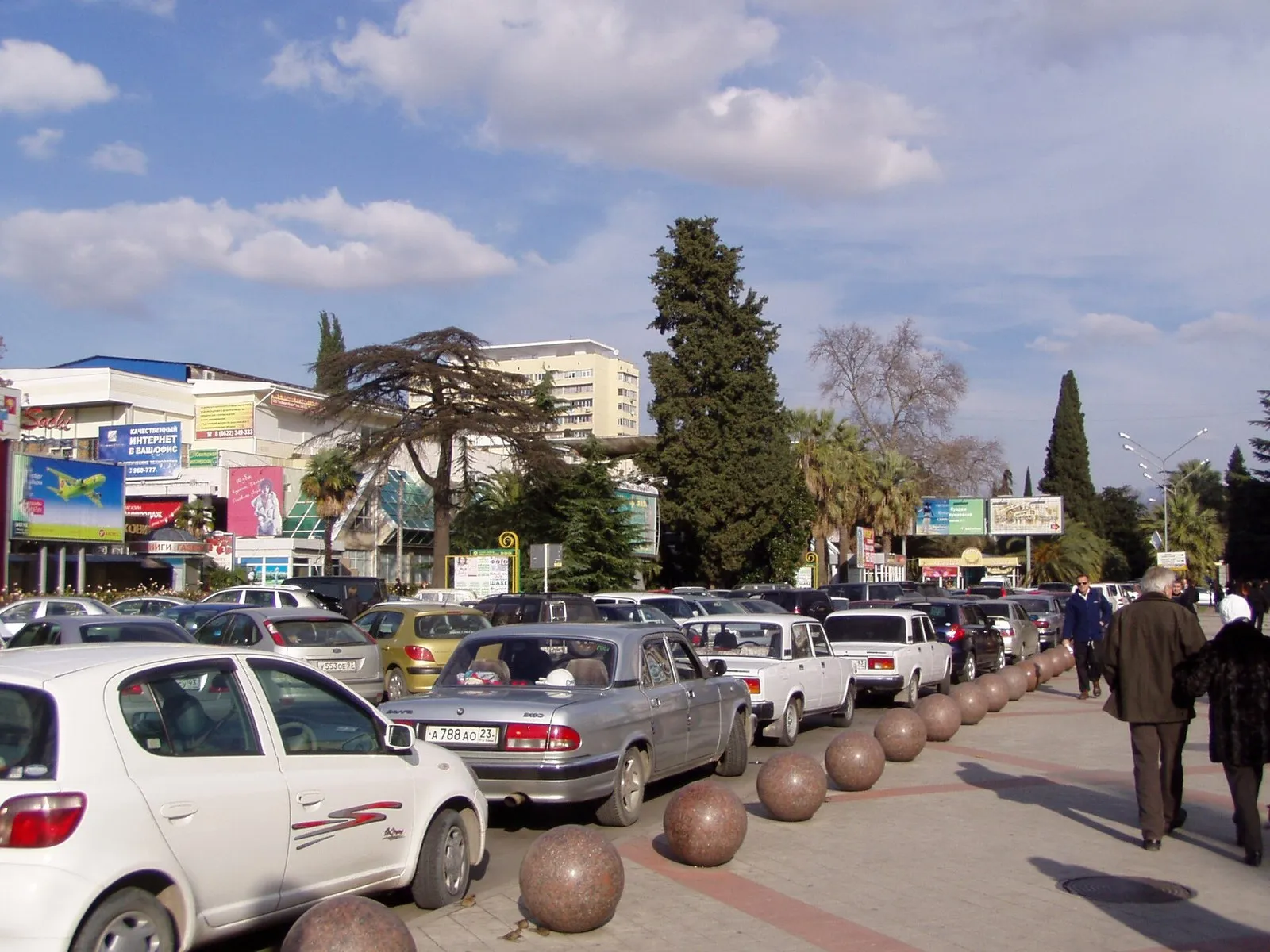 Навагинская улица в центре Сочи, плотно заставленная машинами
