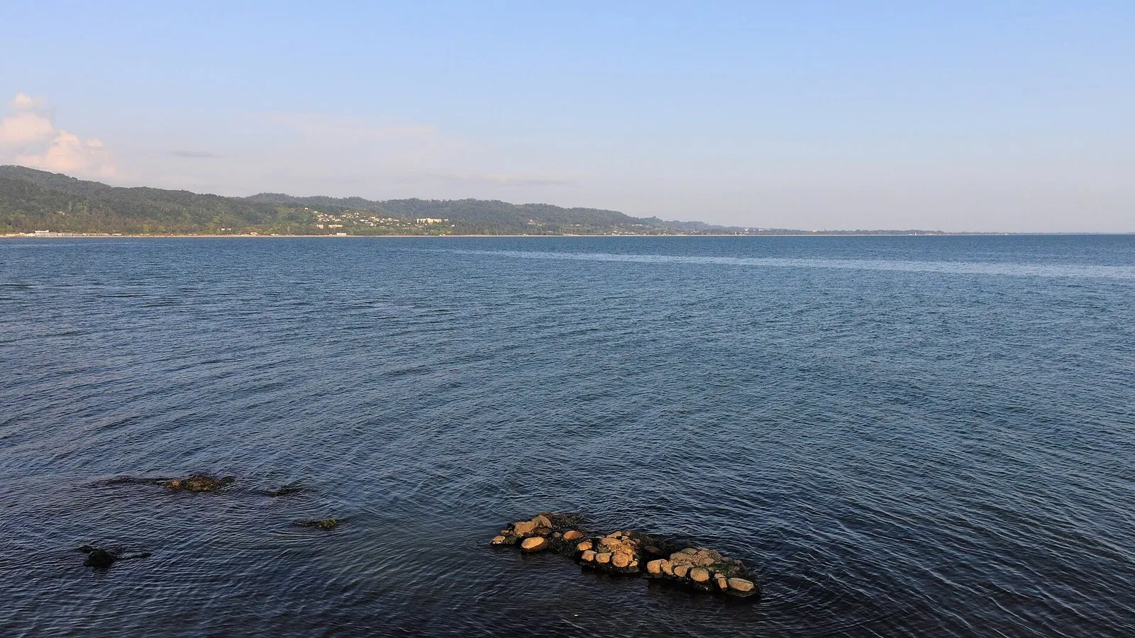 Берег Сухумской бухты и открытое море с набережной