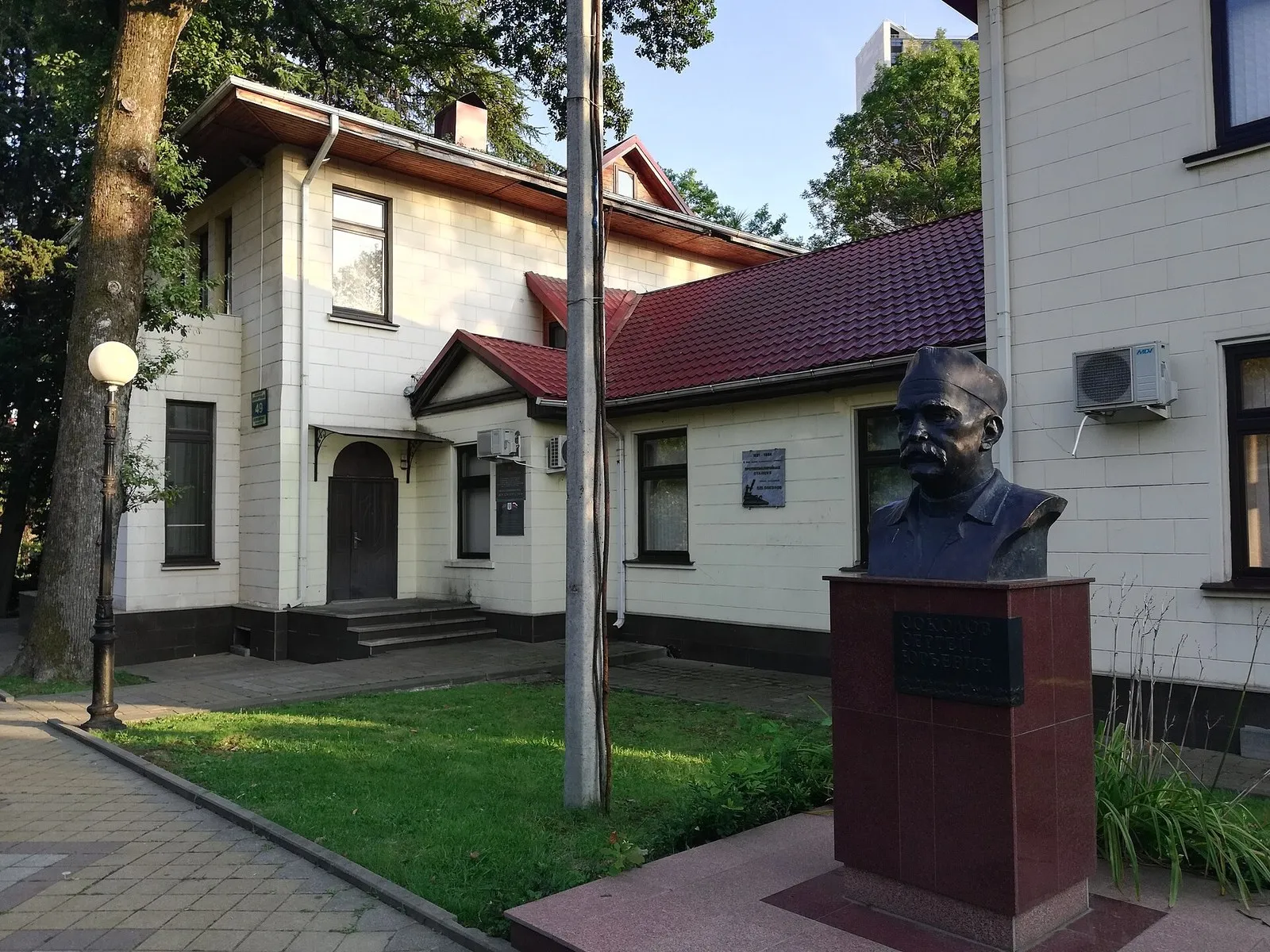 Дом Прилуковых на Курортном проспекте, 49, где работала противомалярийная станция, и бюст Соколова перед домом