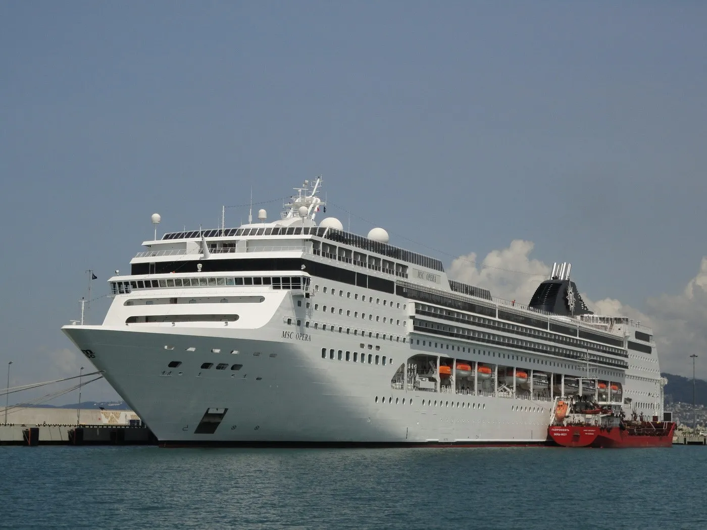 Круизный лайнер MSC Opera у причала сочинского порта, июль 2015 года