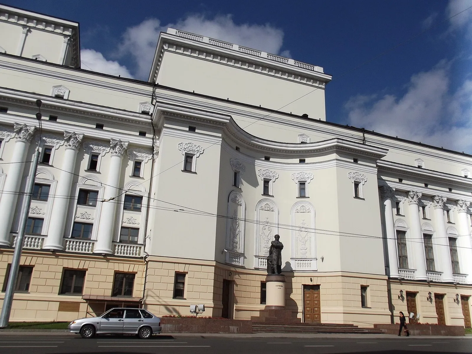 Казанский театр оперы и балета и памятник Пушкину у его стены