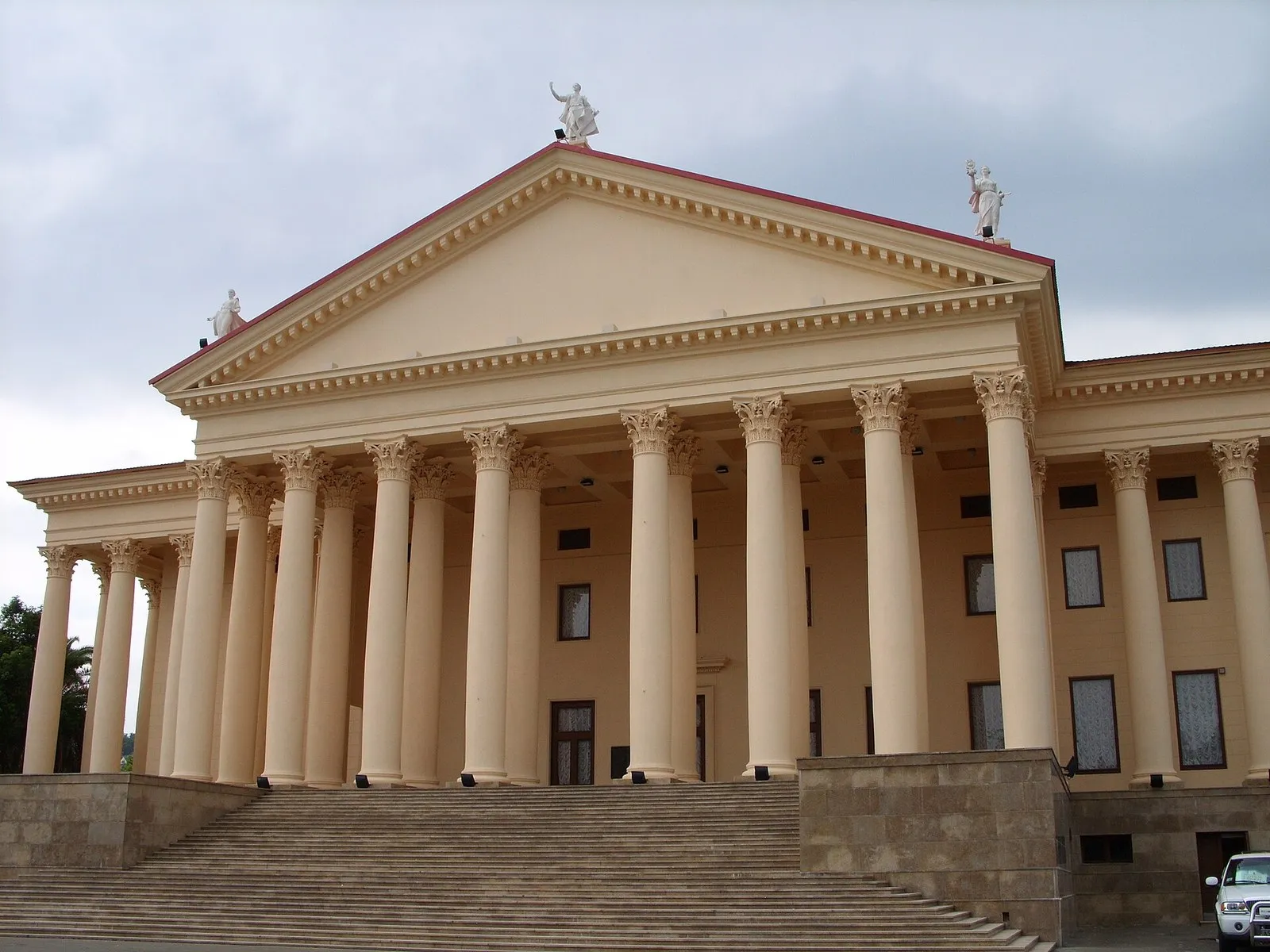 Главная лестница и портик Зимнего театра