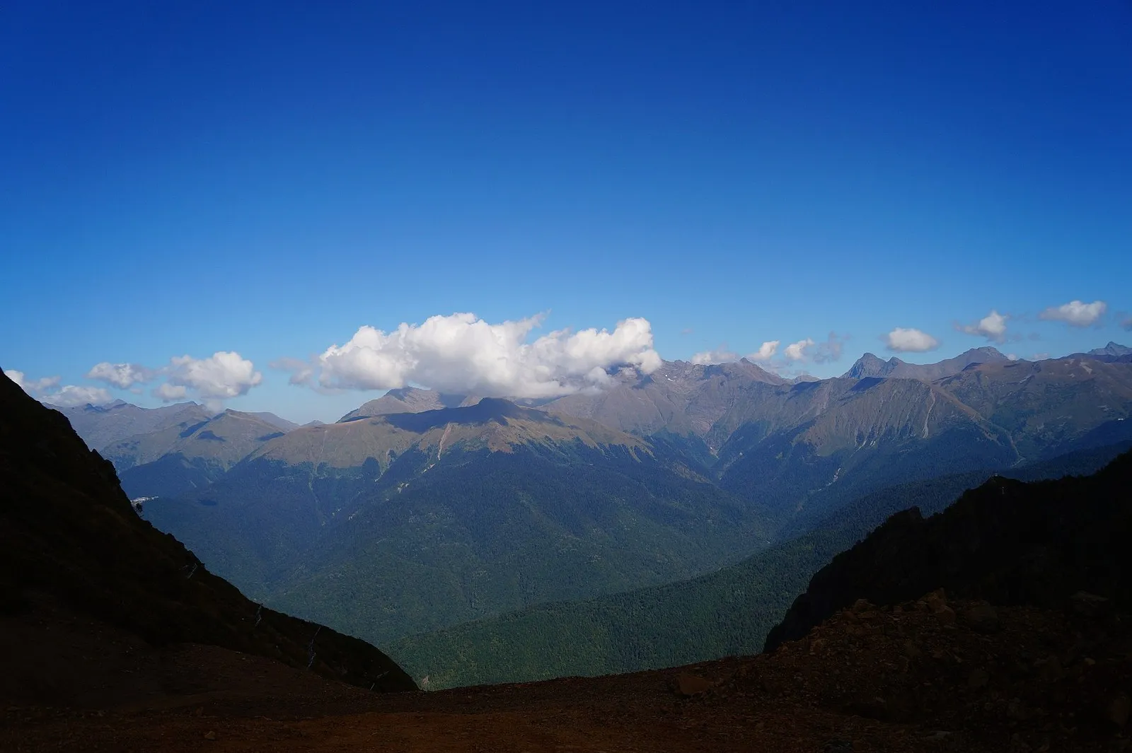 Хребты вокруг Аибги, вид с горы Каменный Столб, сентябрь 2017 года