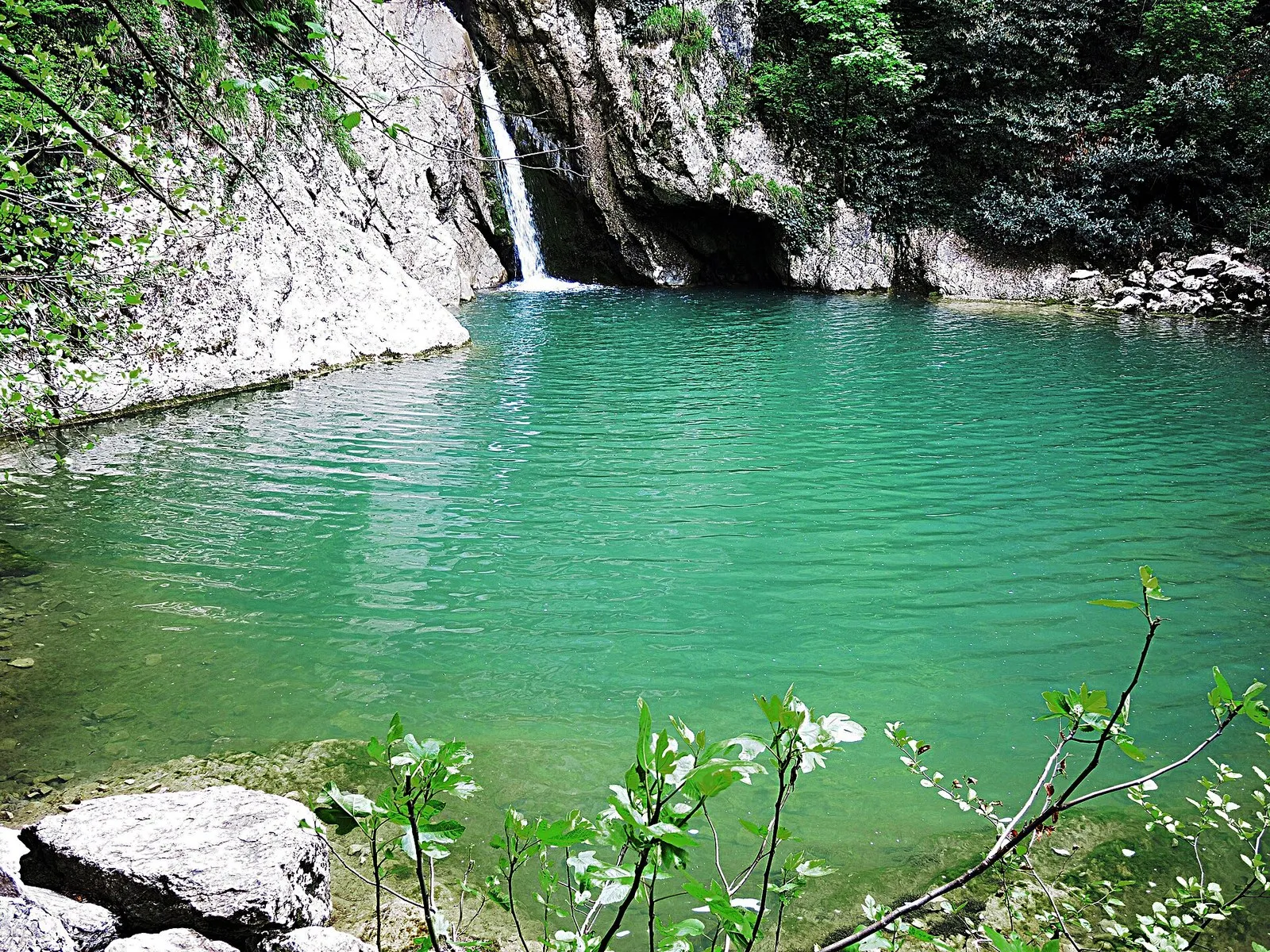 Агурское ущелье в Сочинском национальном парке: водопад над зелёной чашей воды