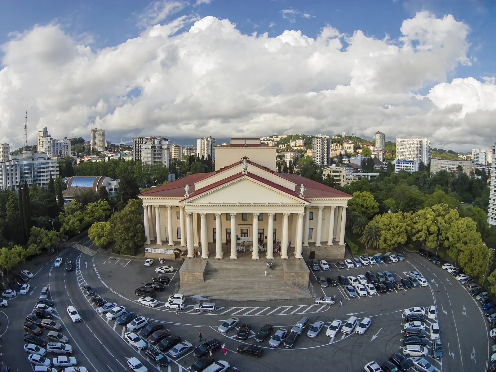 Зимний театр сверху, дом Успенского стоит неподалёку на Театральной