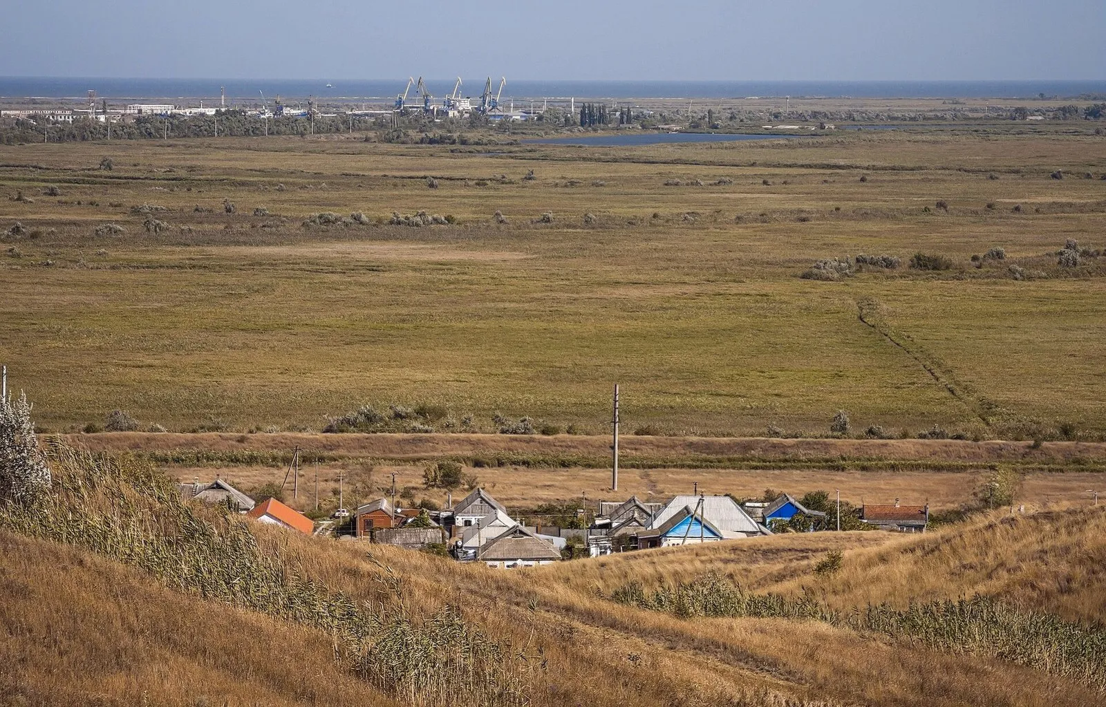 Приазовская низина у Темрюка: на горизонте порт и Азовское море
