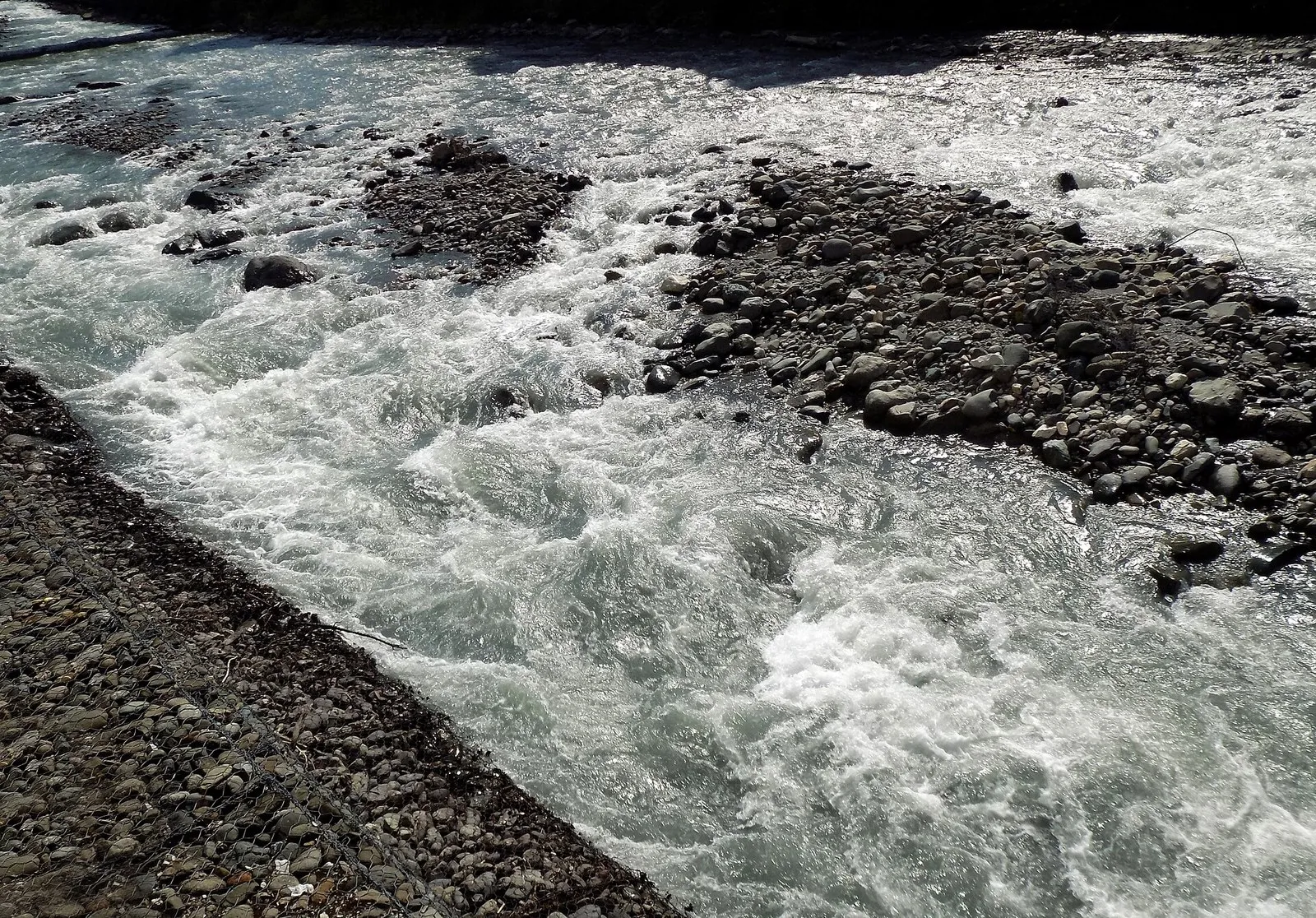 Мзымта у Красной Поляны, белая вода на камнях