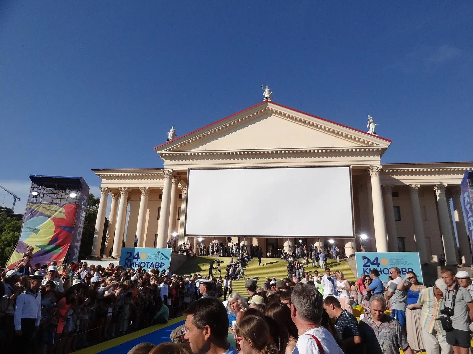 Церемония закрытия «Кинотавра» на ступенях Зимнего театра, 2013 год