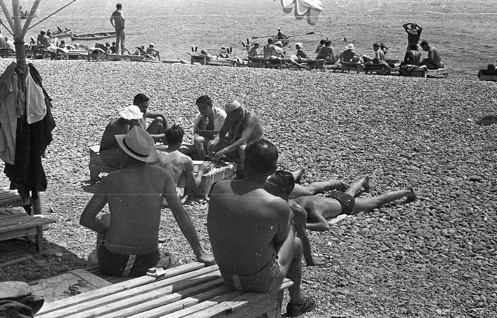 Городской пляж в Сочи, 1962 год: галька, лежаки и лодки у берега