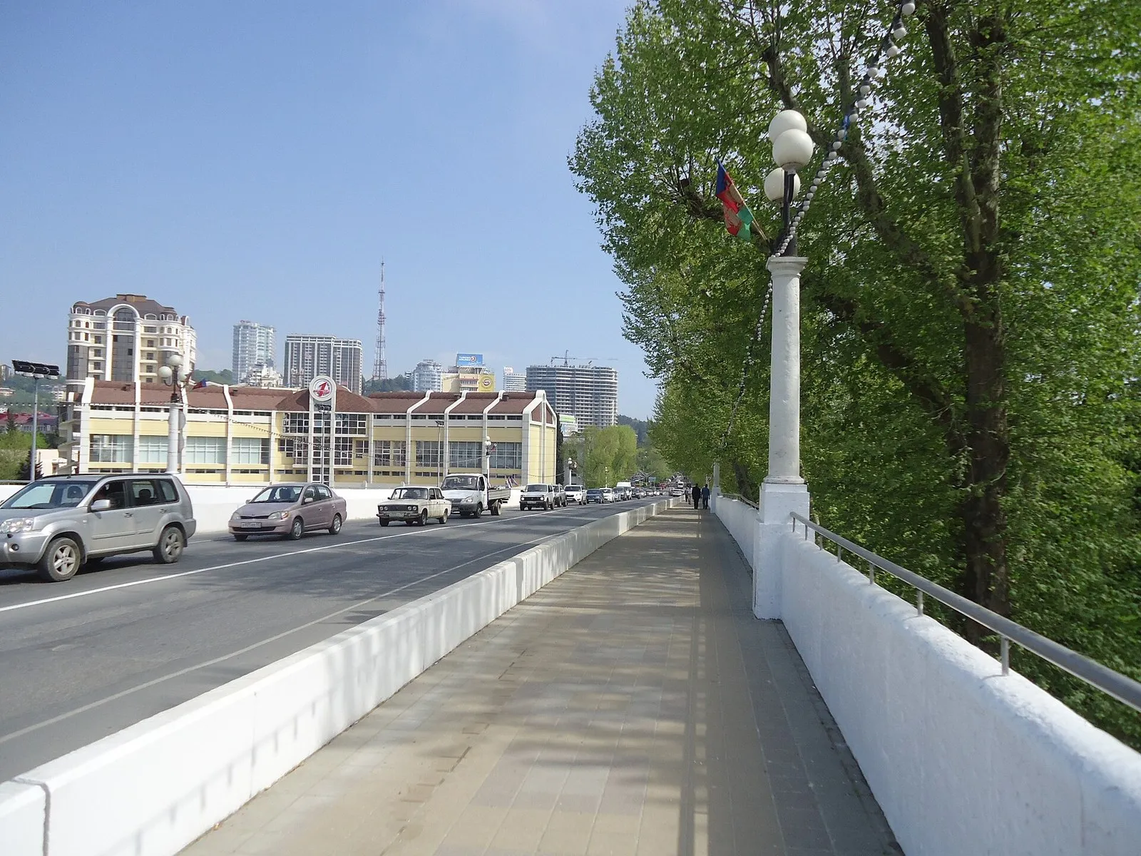 Курортный проспект на мосту через реку Сочи