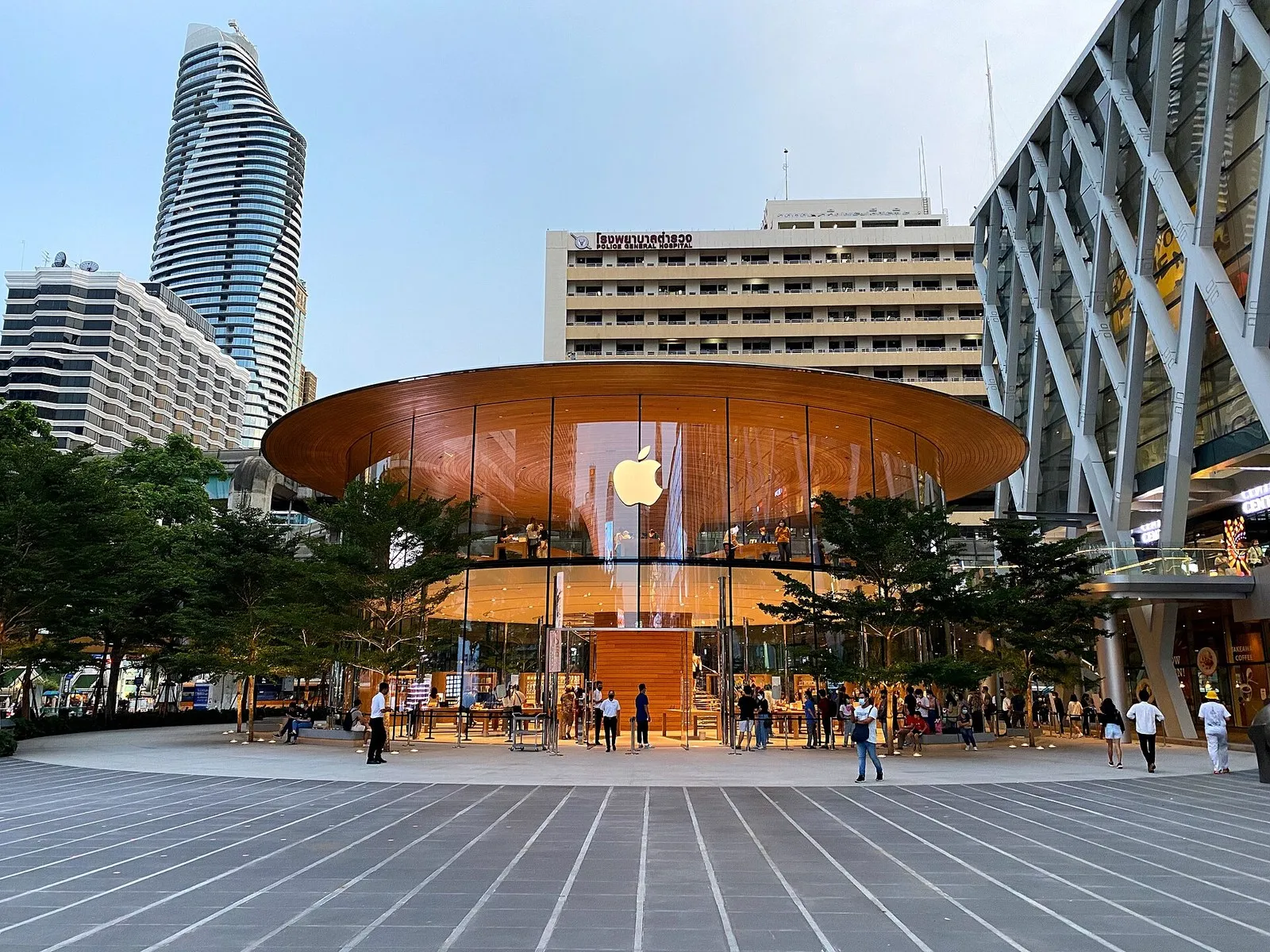 Магазин Apple Central World в Бангкоке: стеклянный цилиндр под широкой круглой кровлей, 2020 год