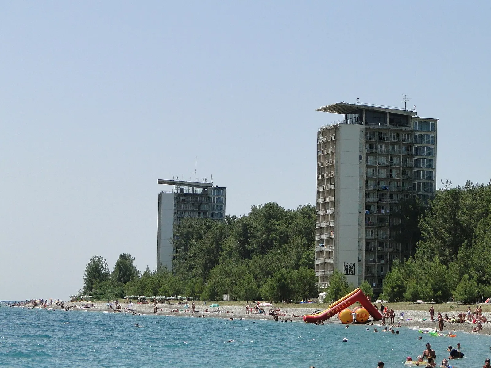 Два высотных корпуса курорта над пляжем Пицунды