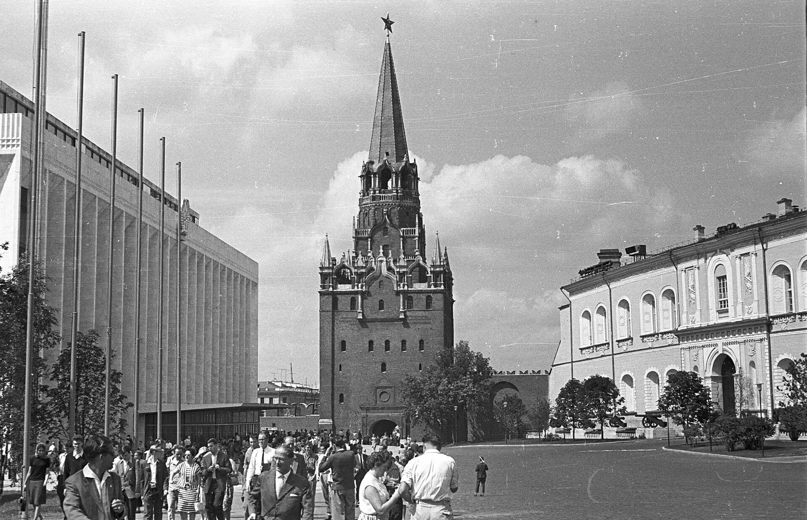 Кремлёвский дворец съездов (слева) и Троицкая башня Кремля, 1963 год