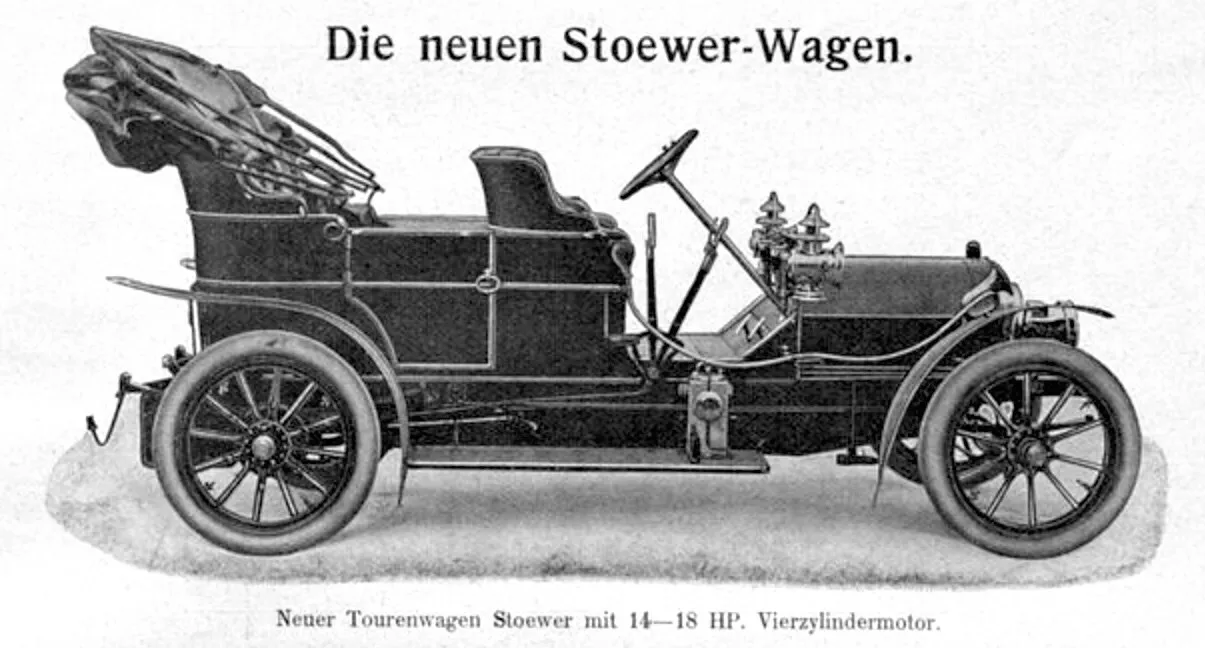 Туристский автомобиль Stoewer с четырёхцилиндровым мотором на 14–18 лошадиных сил, реклама из австрийского автомобильного журнала 1905 года; машина Жано была другой, на шестнадцать мест
