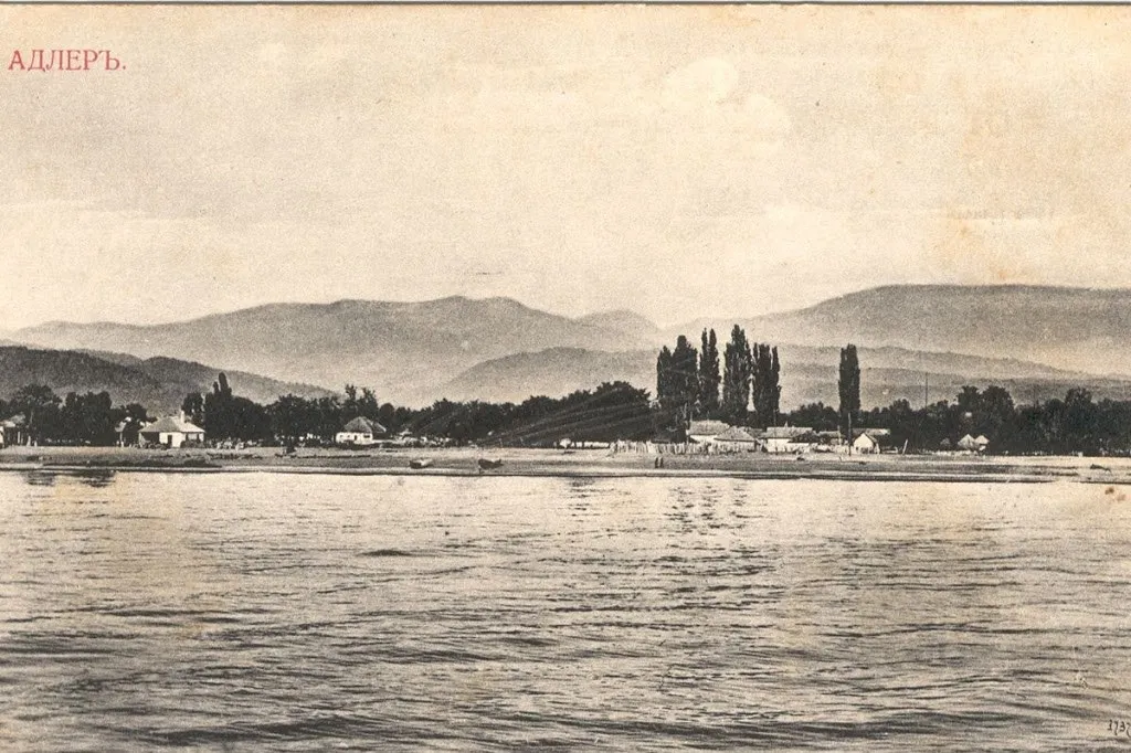 Адлер с моря на открытке 1910 года: низкий берег и горы за ним