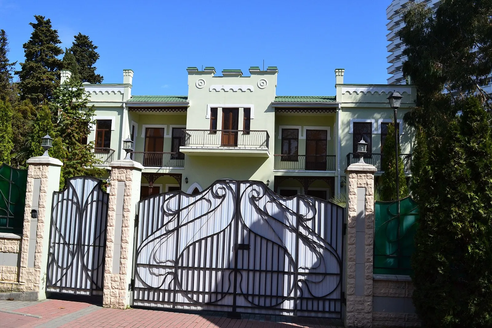 Парадный фасад дачи Фронштейна на Черноморской, 4б, за кованой оградой